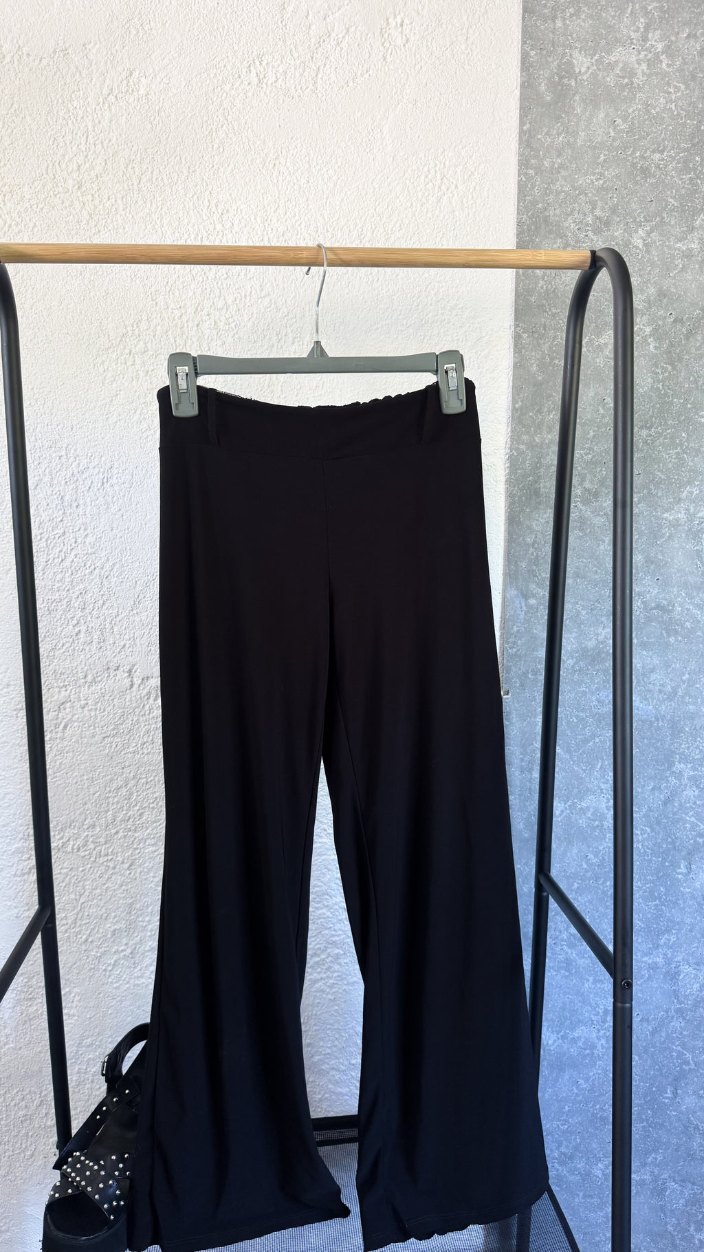 Pantalón negro tipo plazo