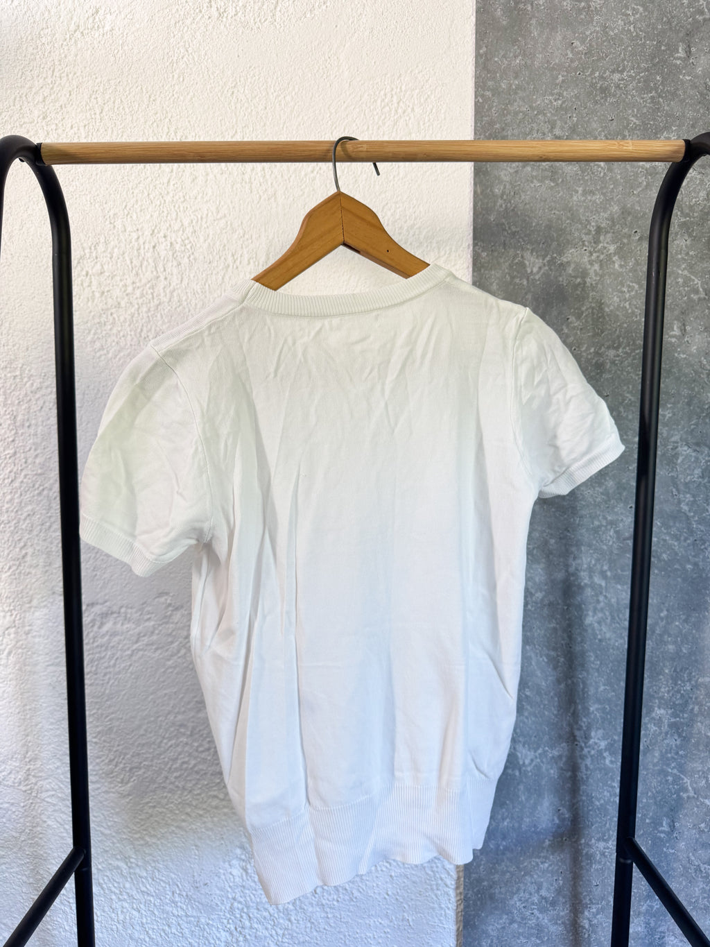 Remera blanca de hilo con flores bordadas