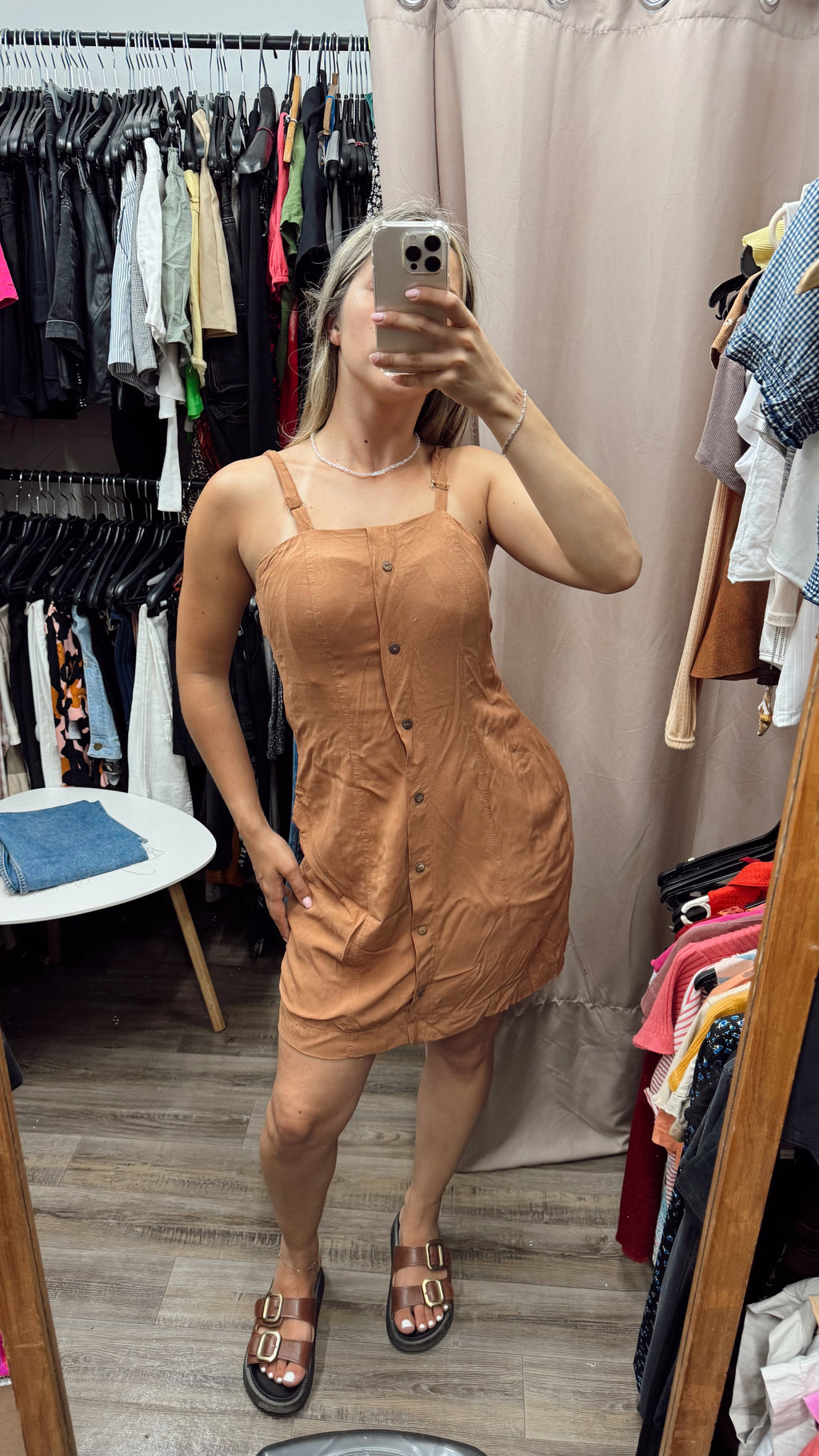 Vestido marrón con botones