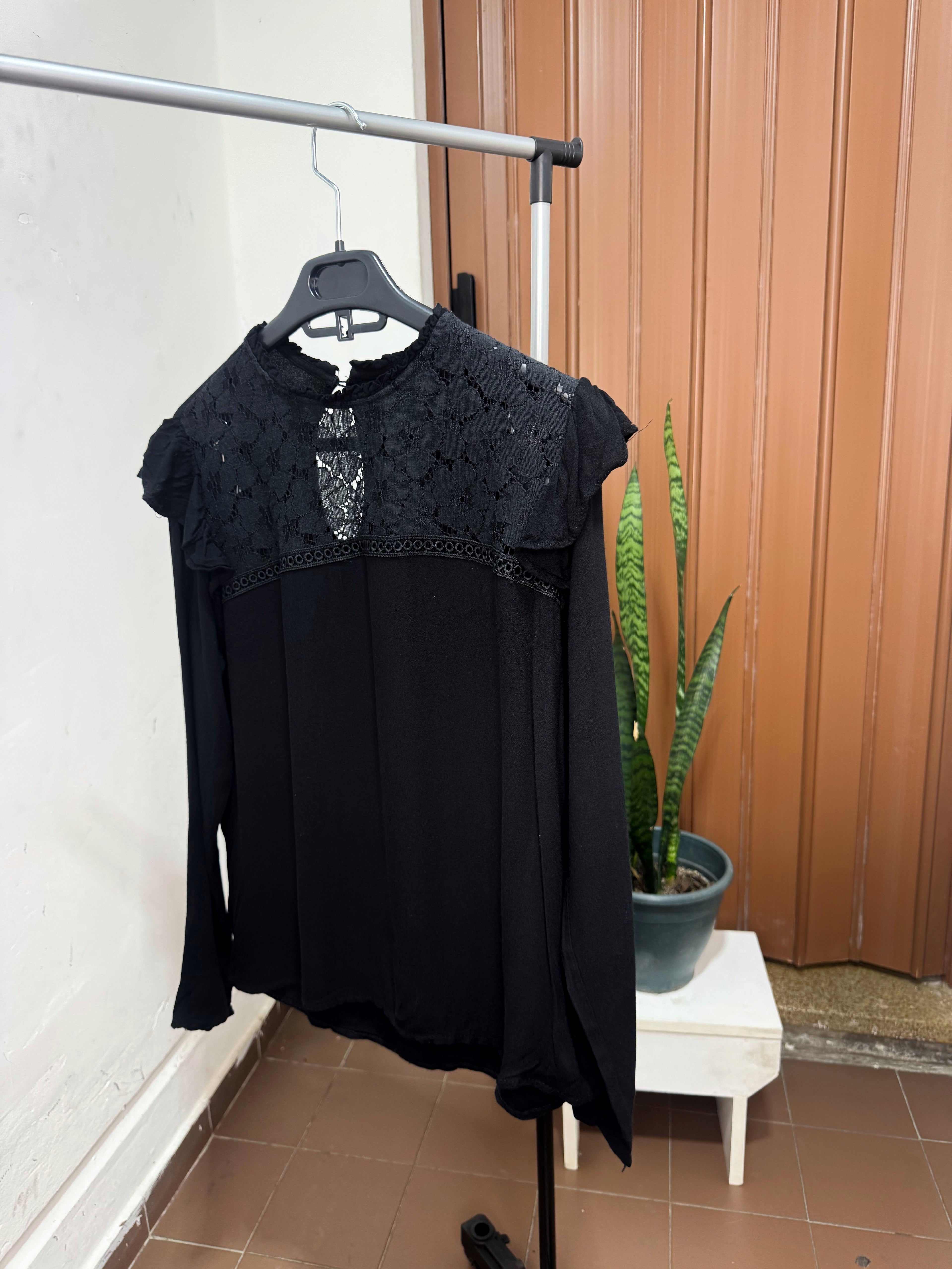 Remera negra manga larga con encaje y volados en las mangas