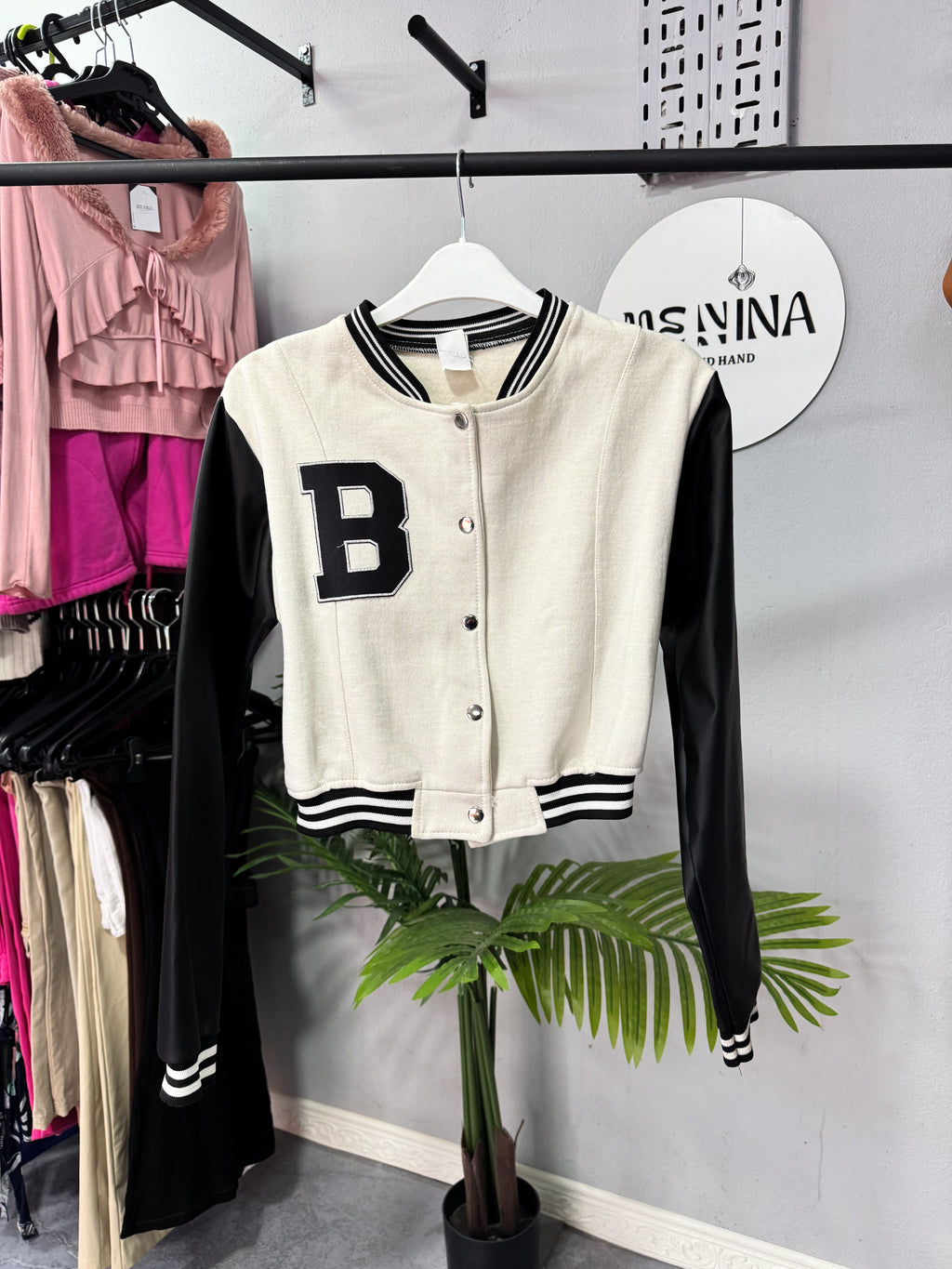 Bomber cuerina y beige