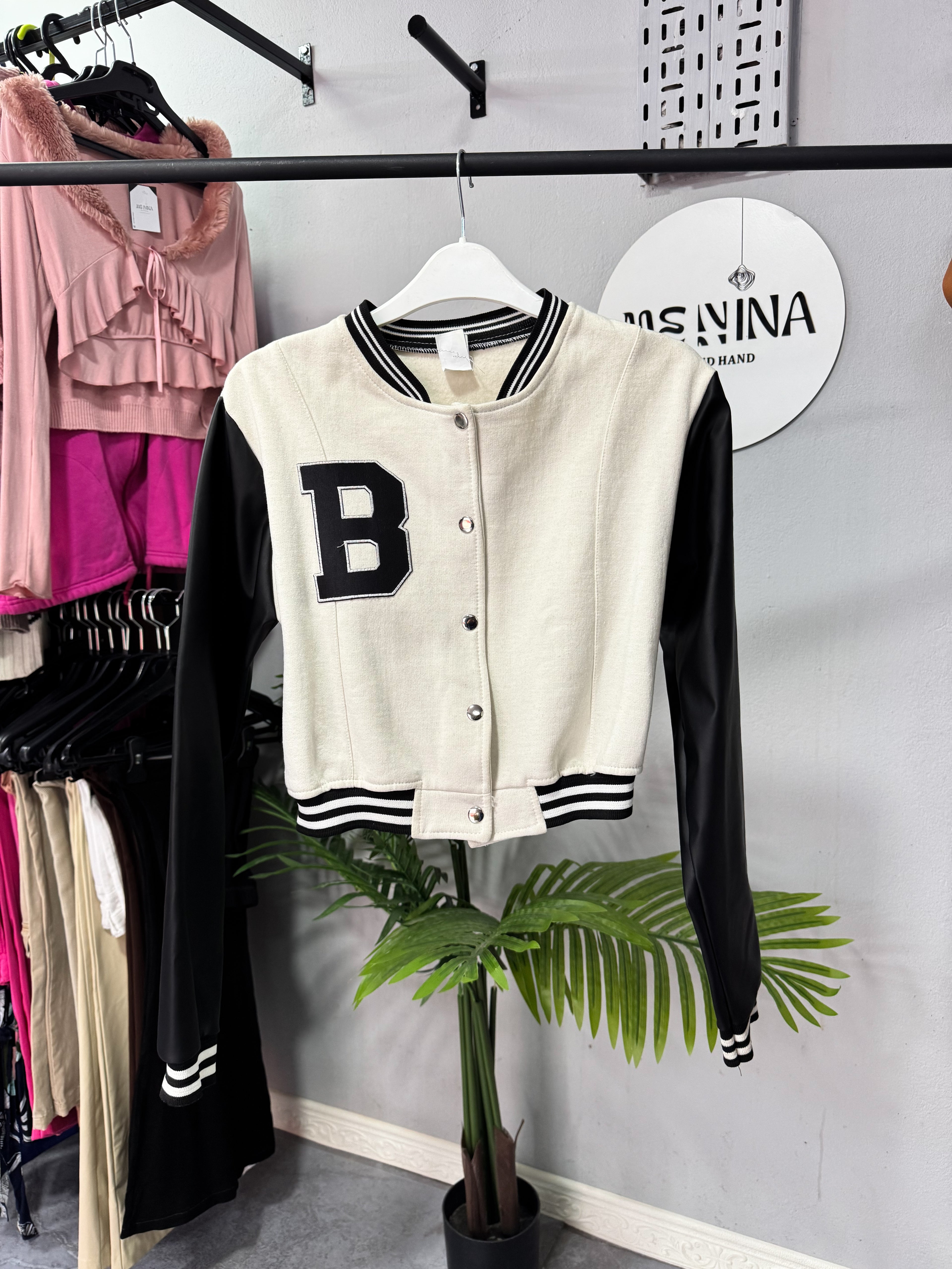 Bomber cuerina y beige
