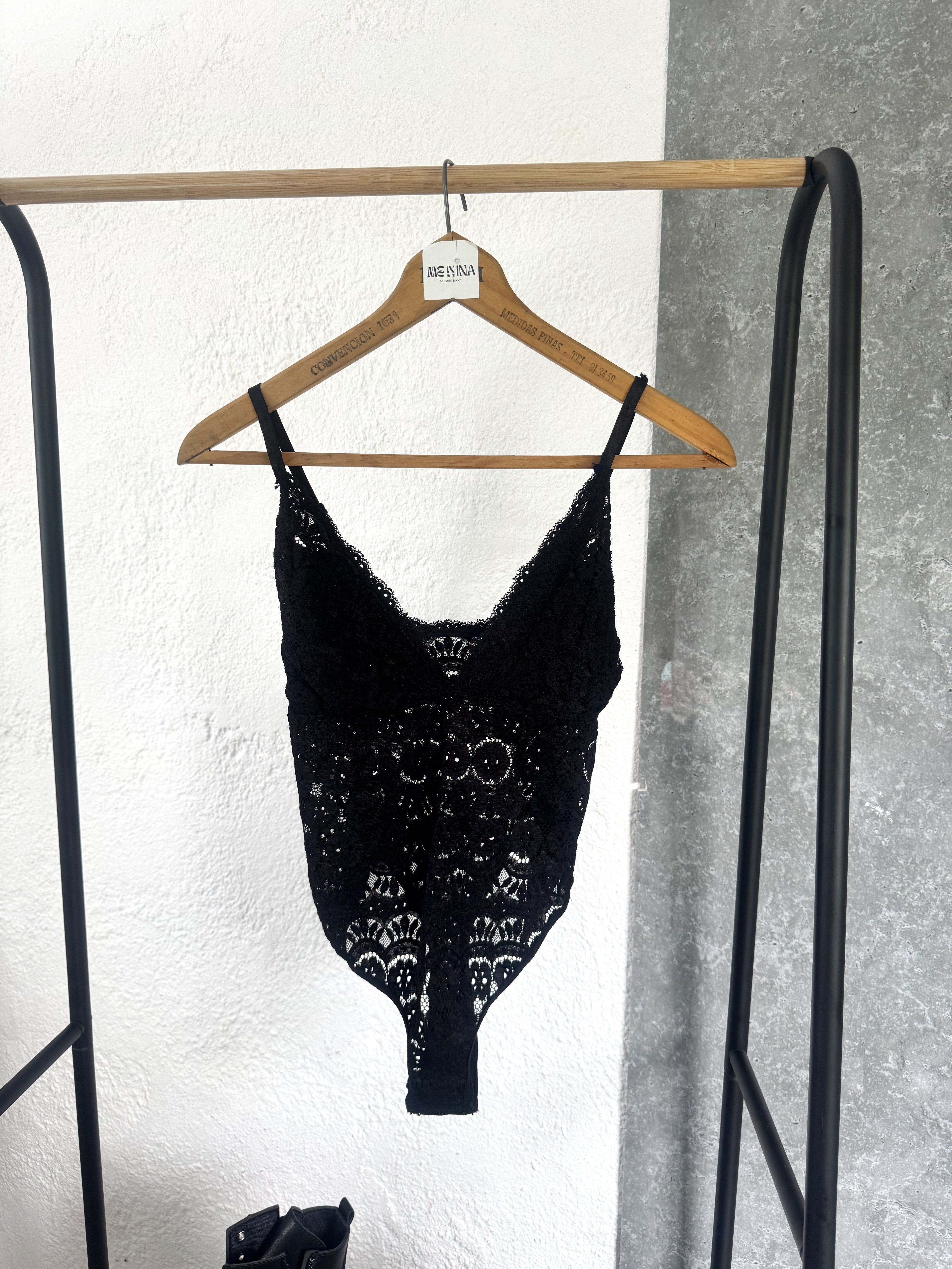 Body negro de encaje