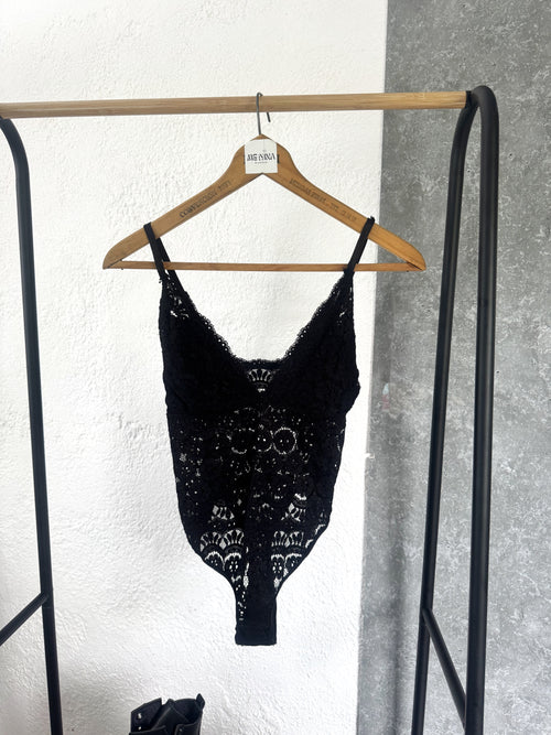 Body negro de encaje
