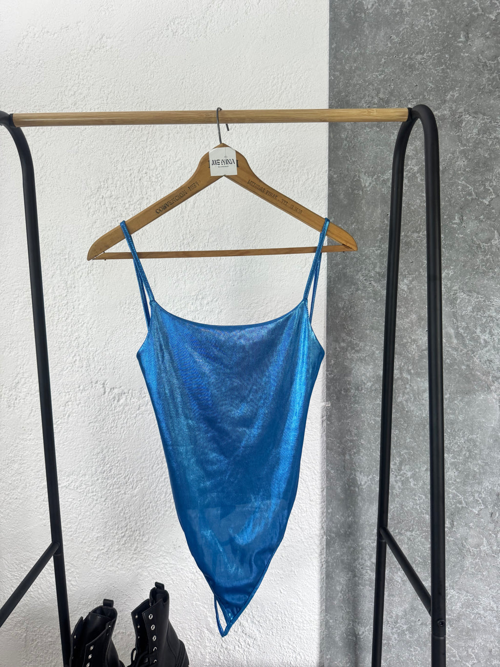 Body azul eléctrico, espalda abierta