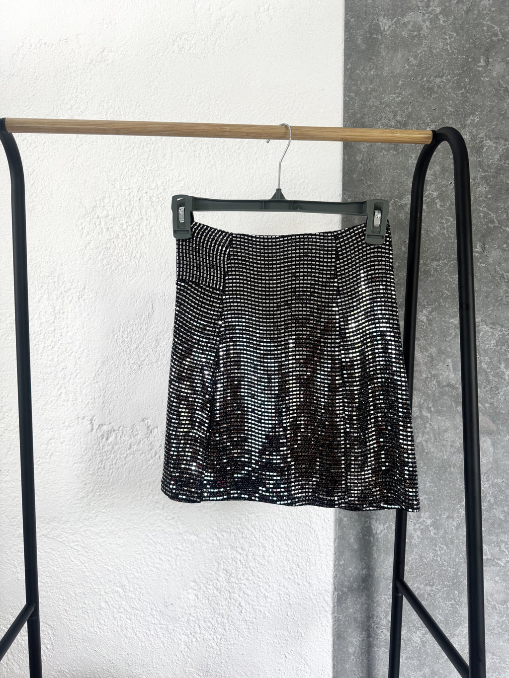 Pollera negra brillosa