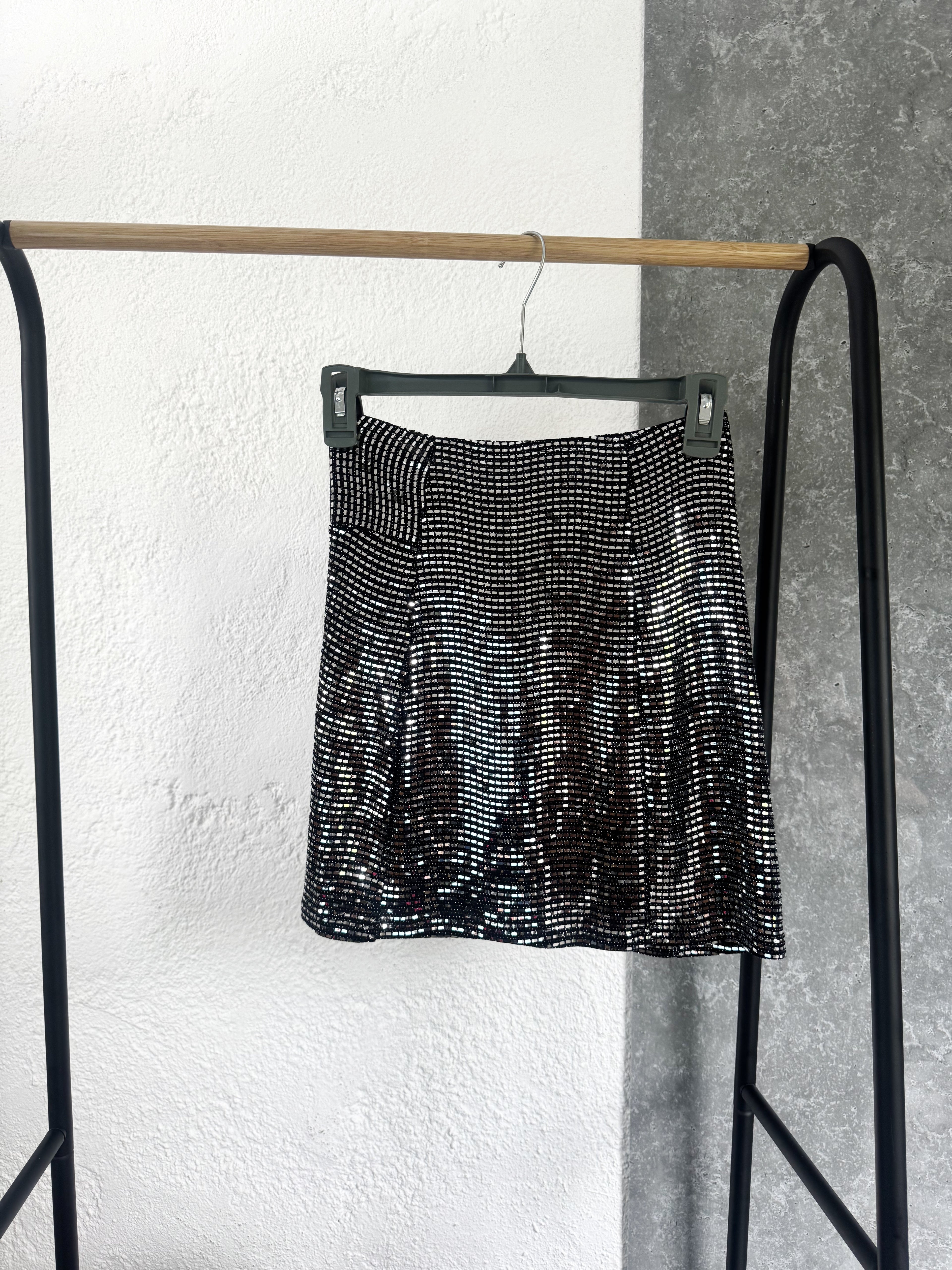 Pollera negra brillosa