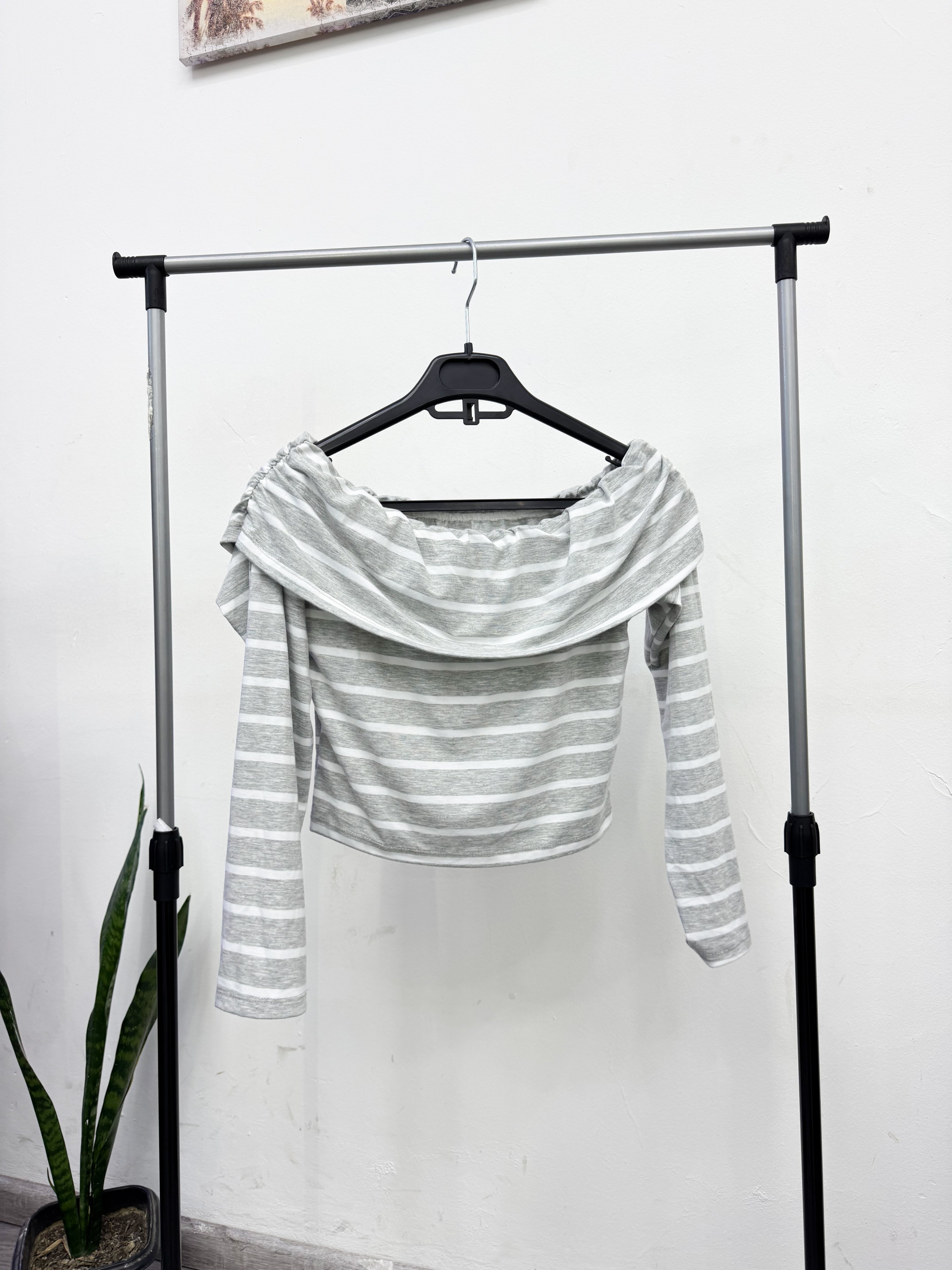 Remera cuello caído gris a rayas