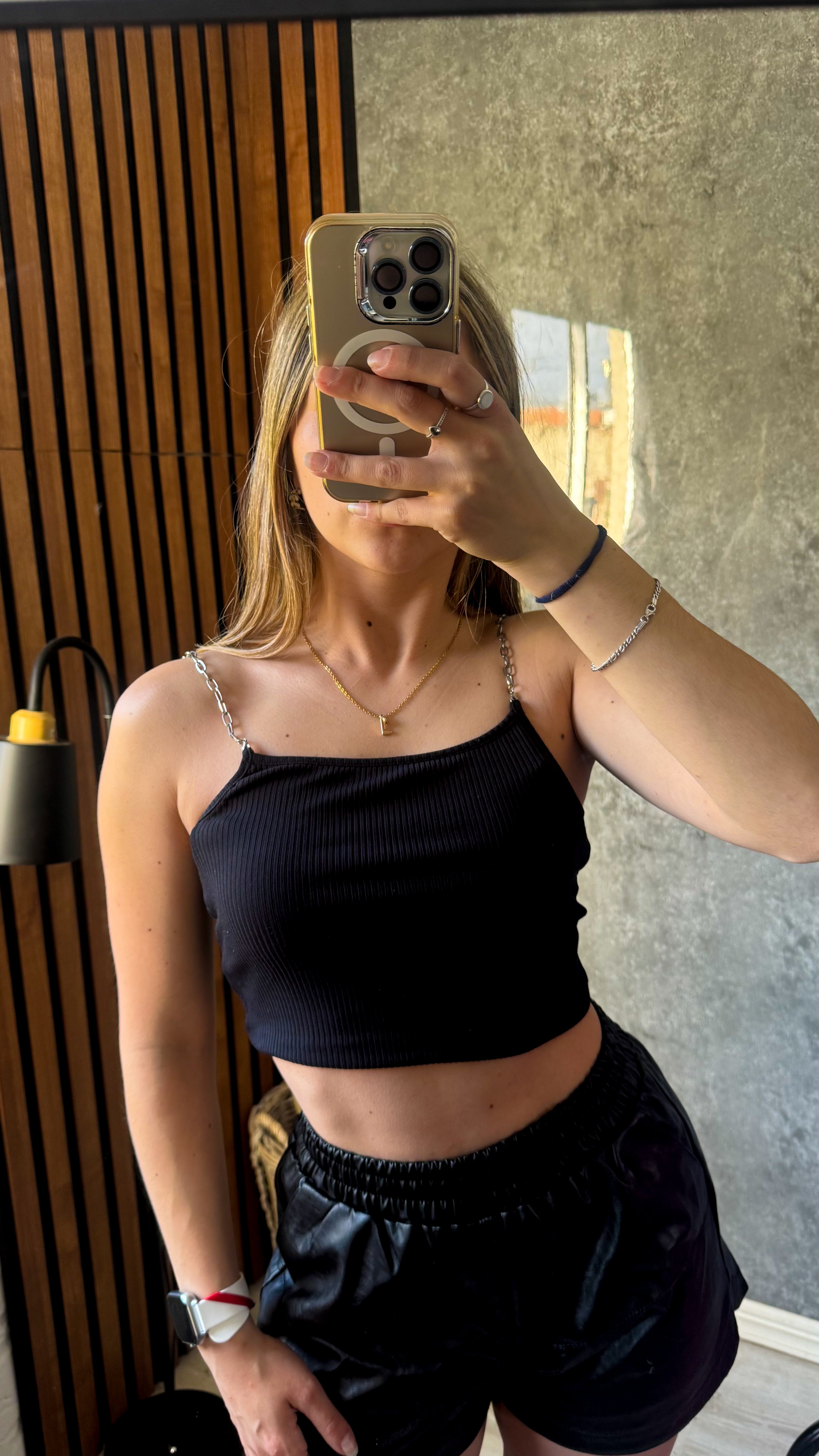 Top negro con cadenas