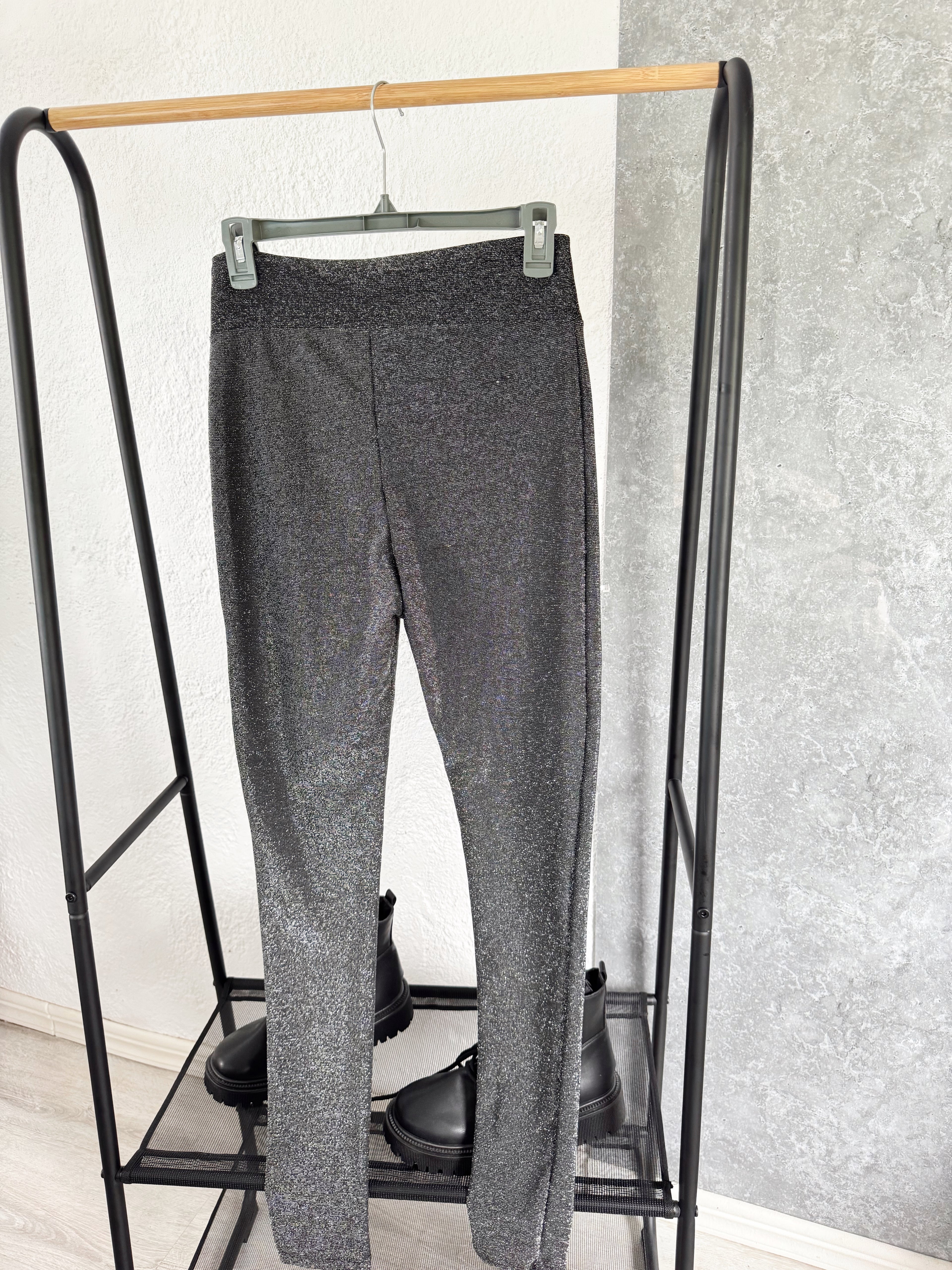 Pantalón gris brilloso