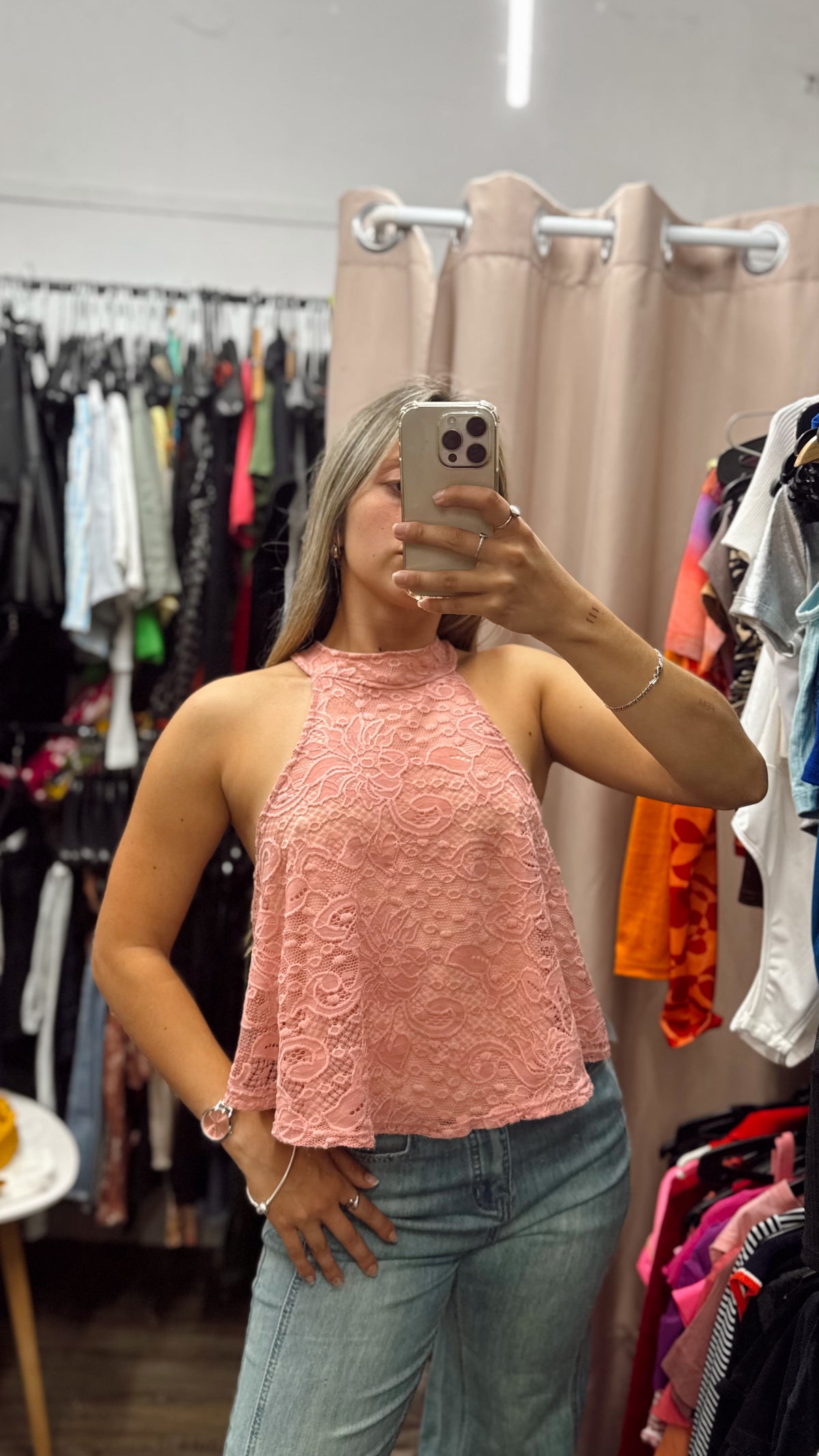 Blusa rosada de encaje con cuello