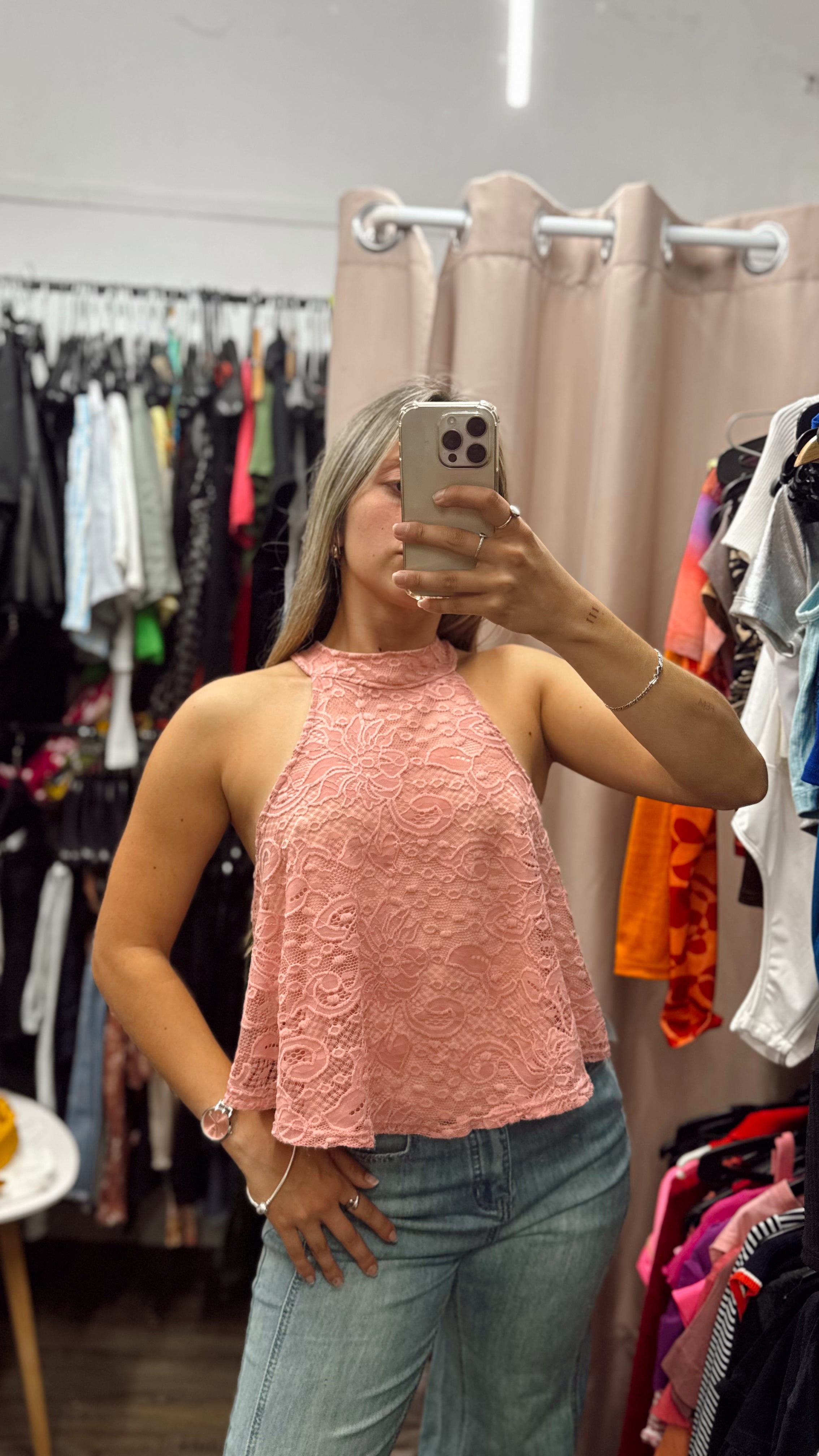 Blusa rosada de encaje con cuello