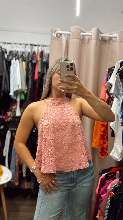 Blusa rosada de encaje con cuello