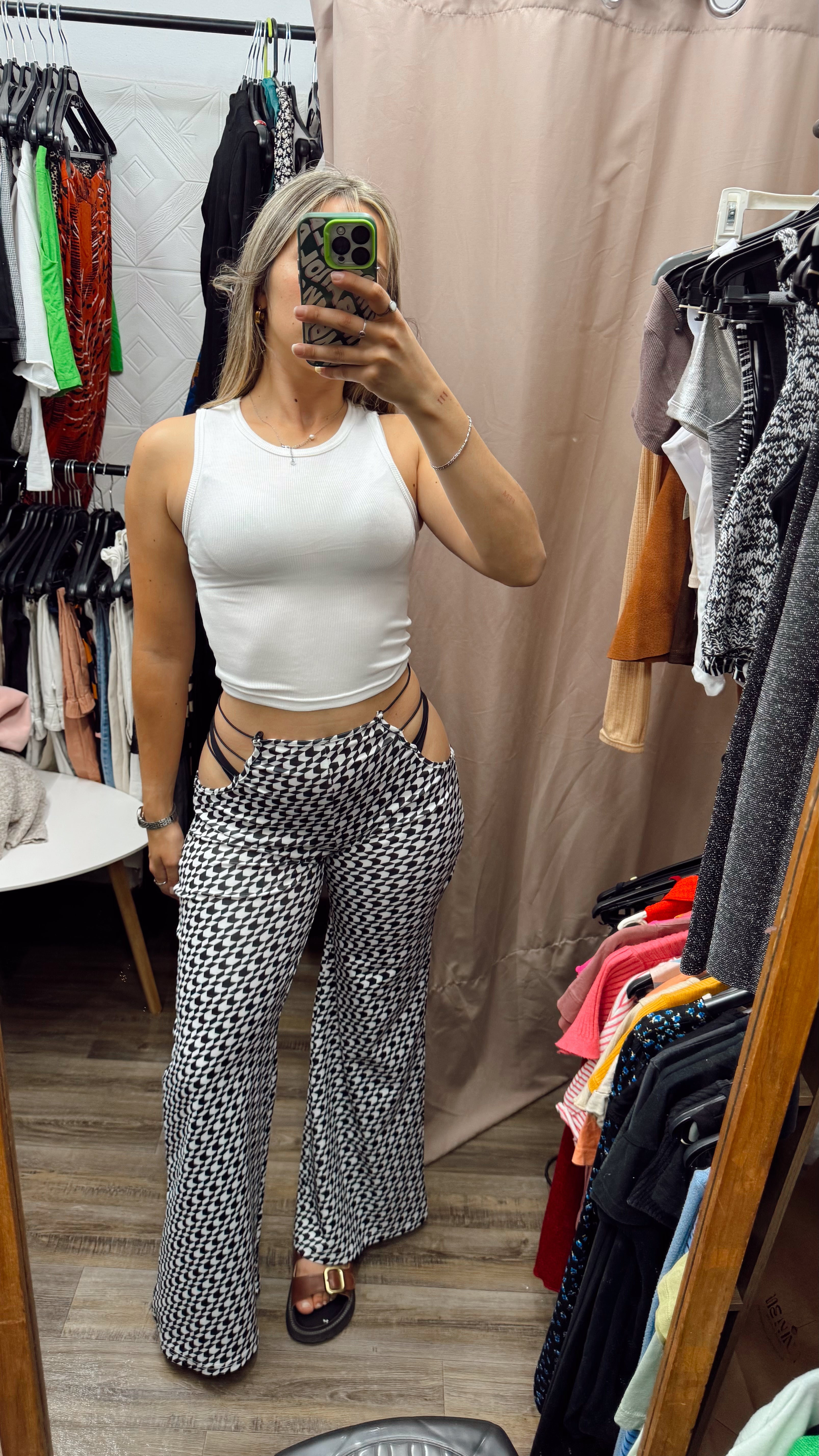 Pantalón a cuadros con cadera descubierta