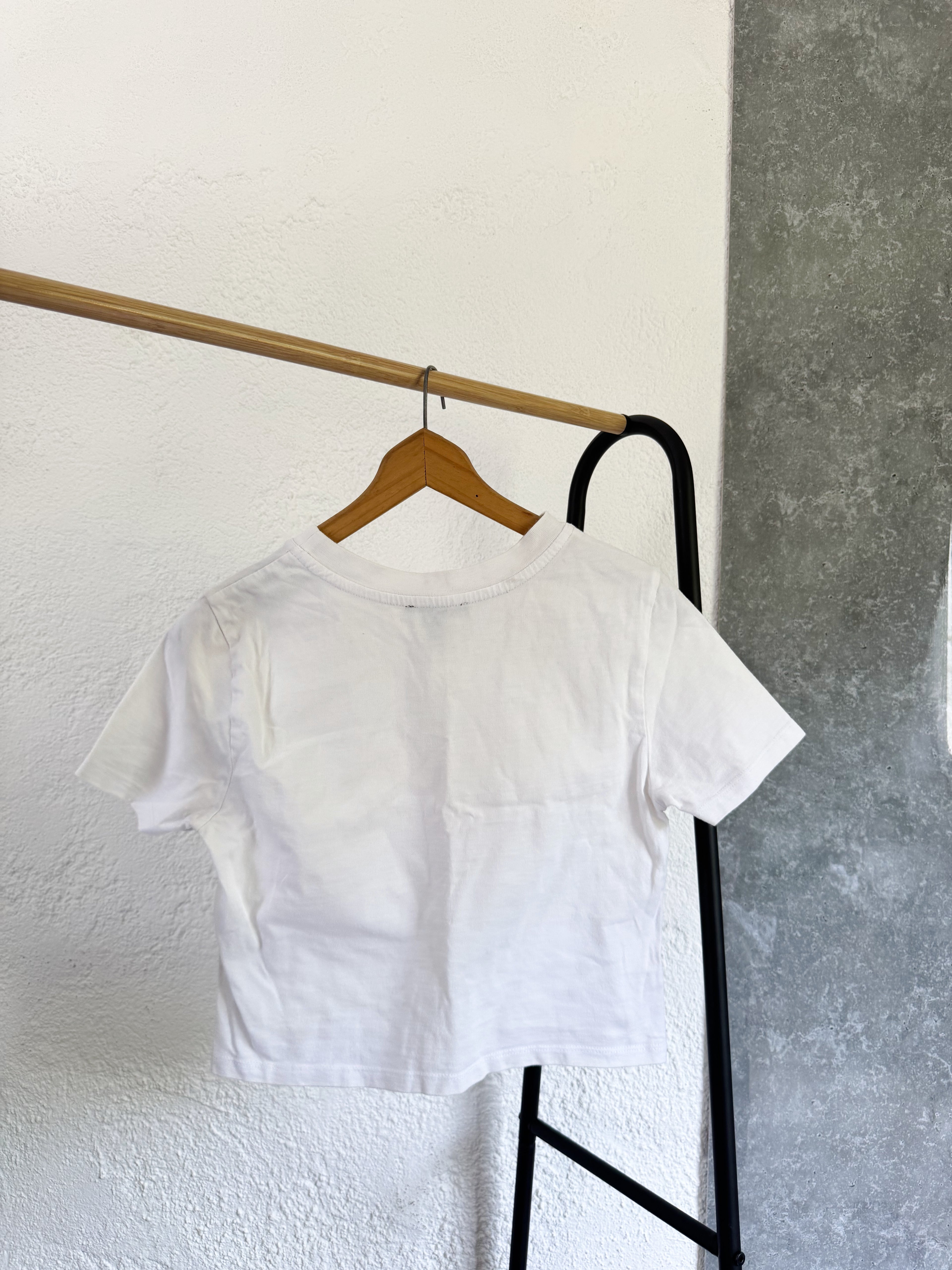 Remera blanca con dorado