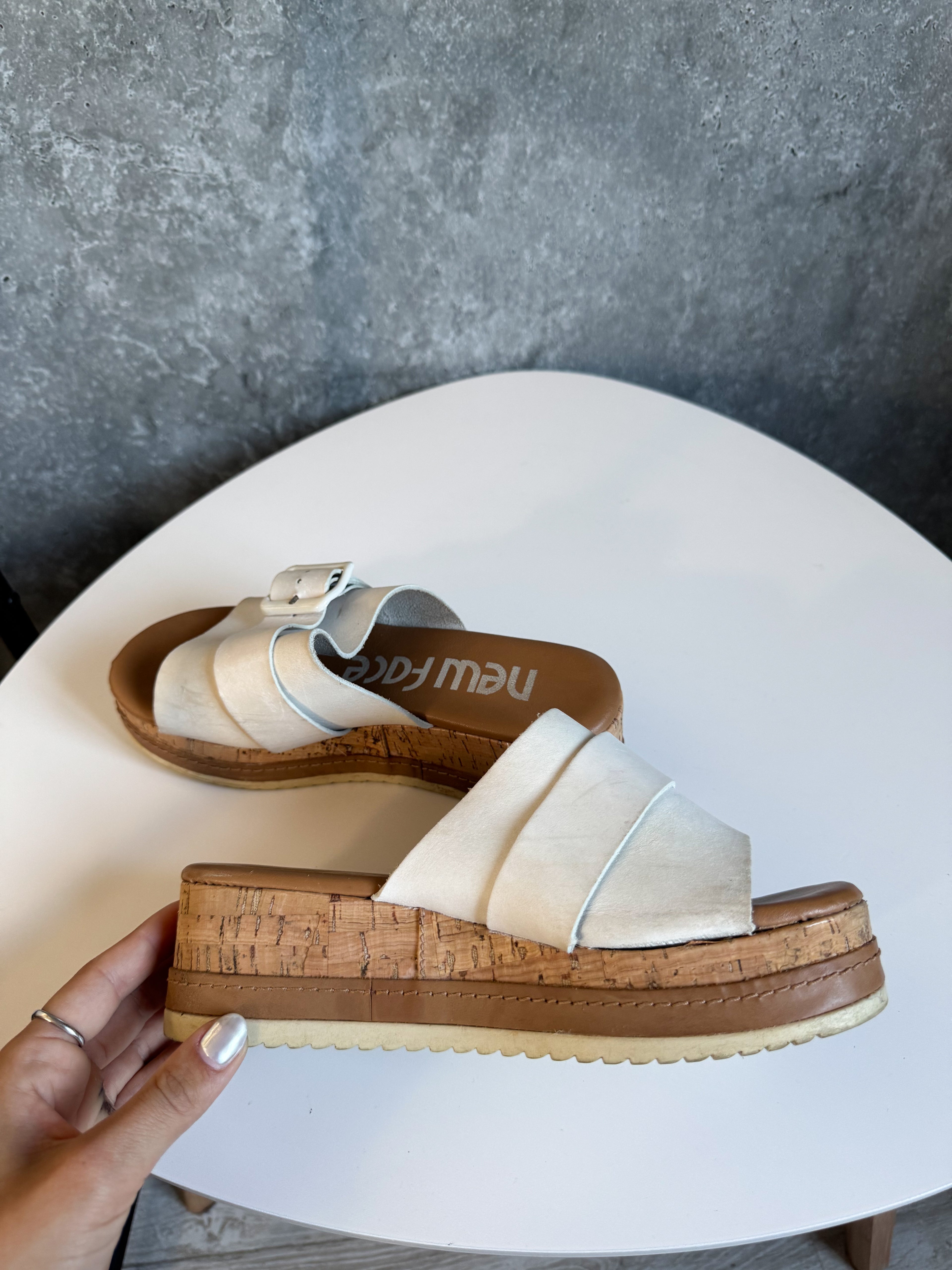 Sandalias marrones con blanco