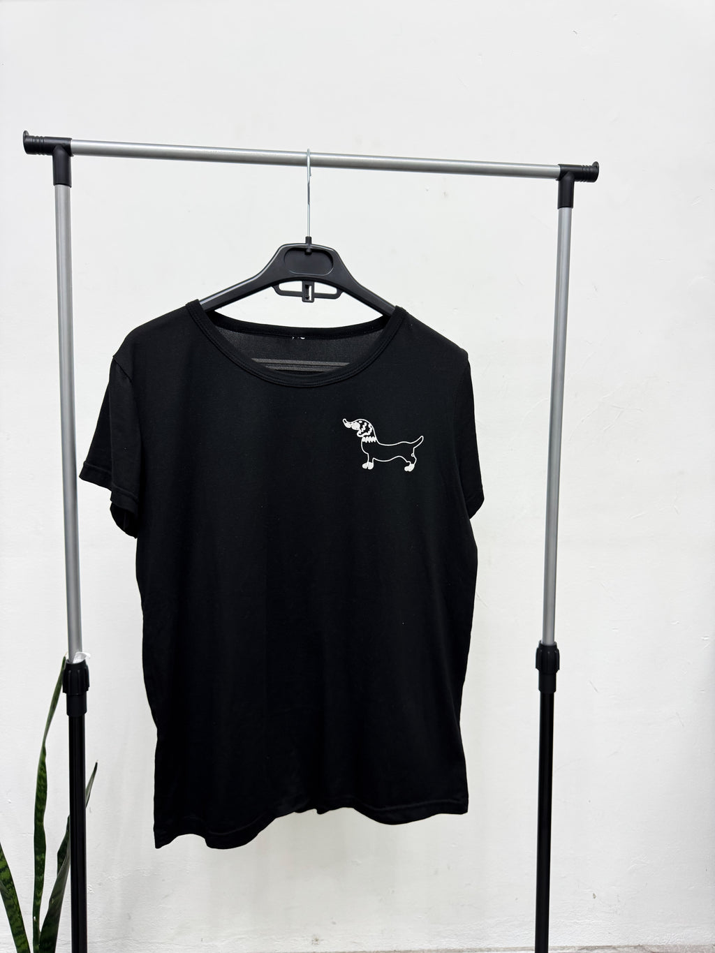 Remera negra salchicha
