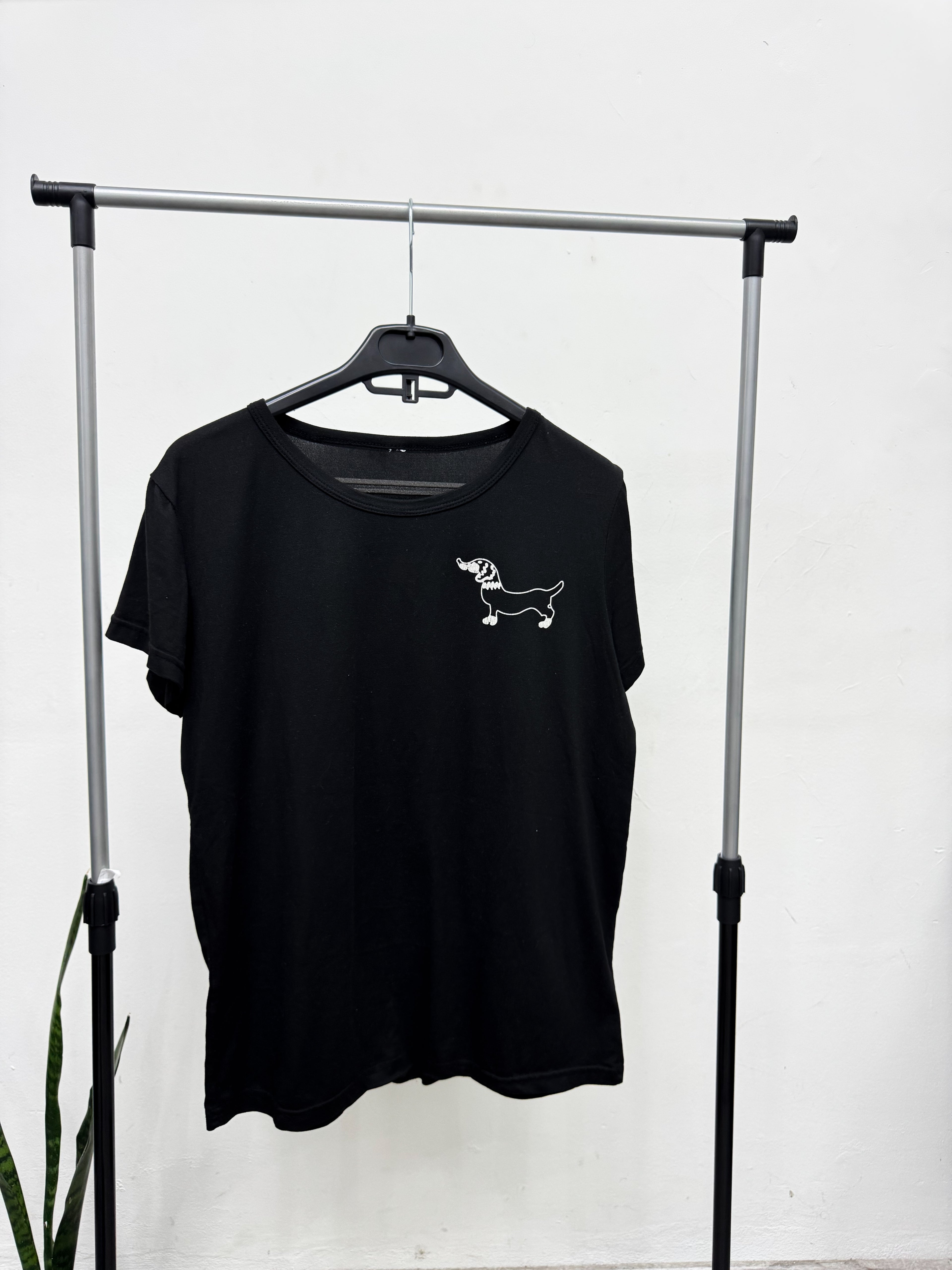 Remera negra salchicha