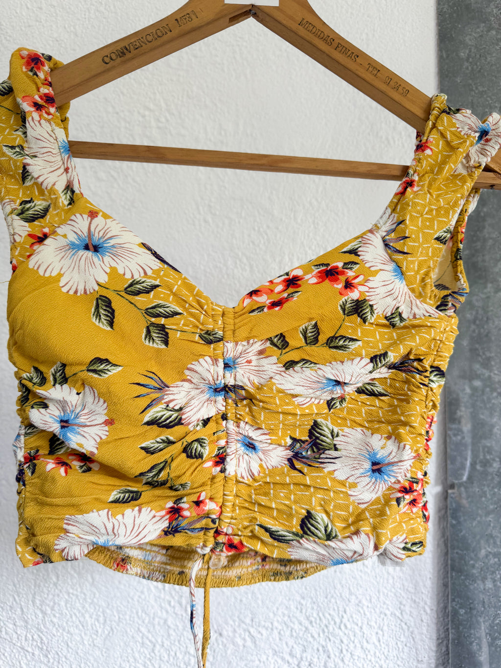 Top amarillo con flores