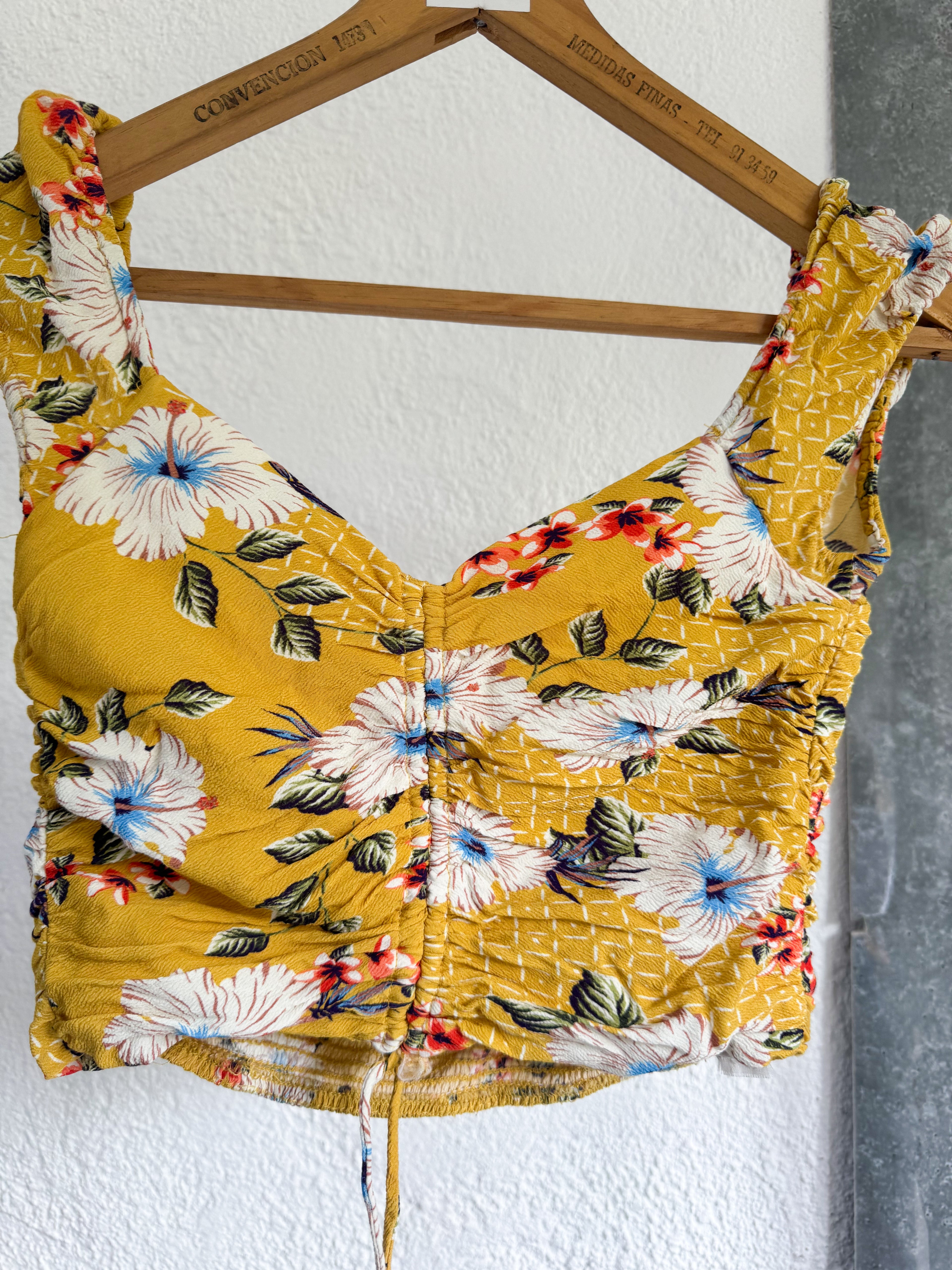 Top amarillo con flores