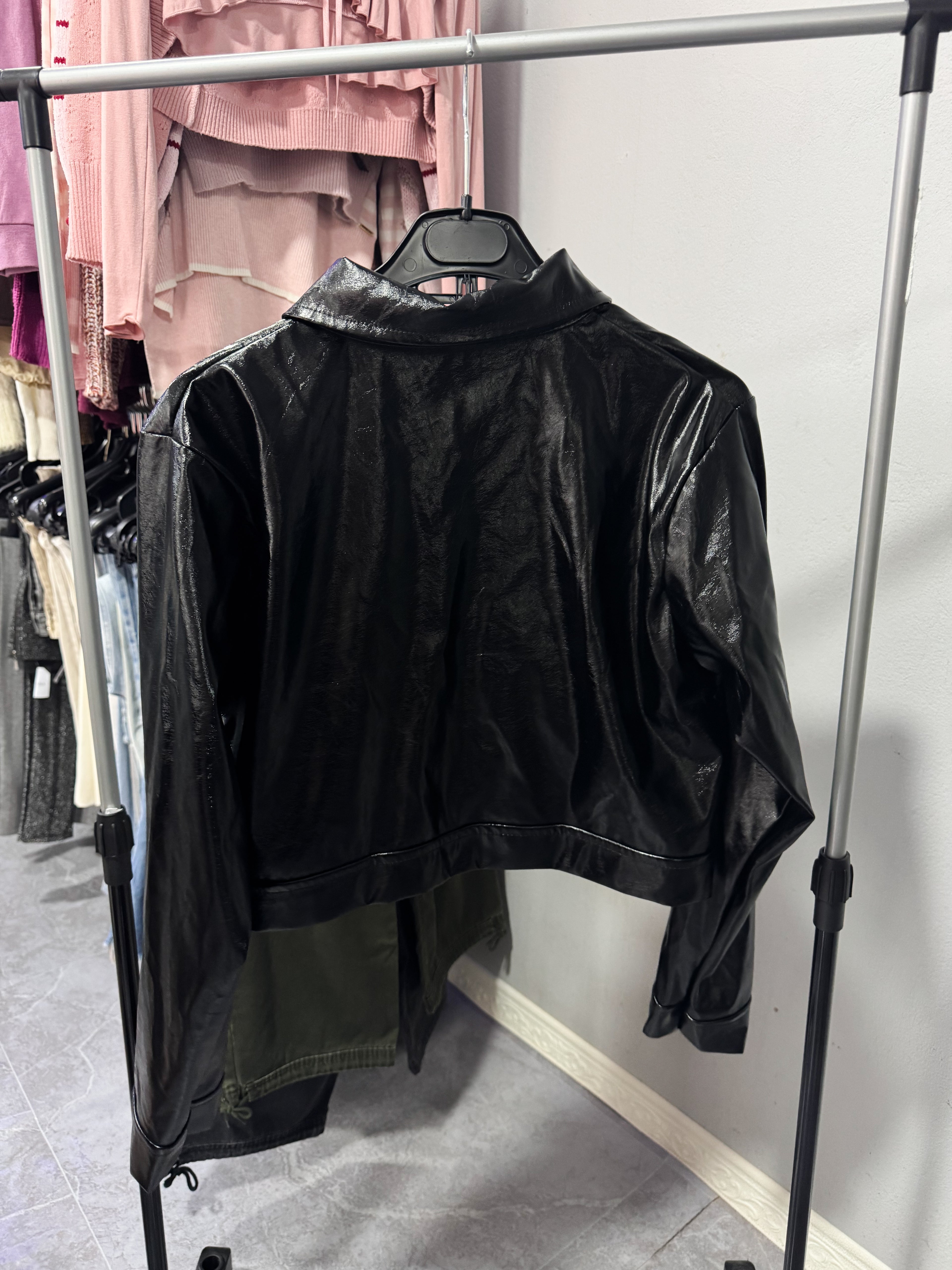 Chaqueta negra cuerina brillosa