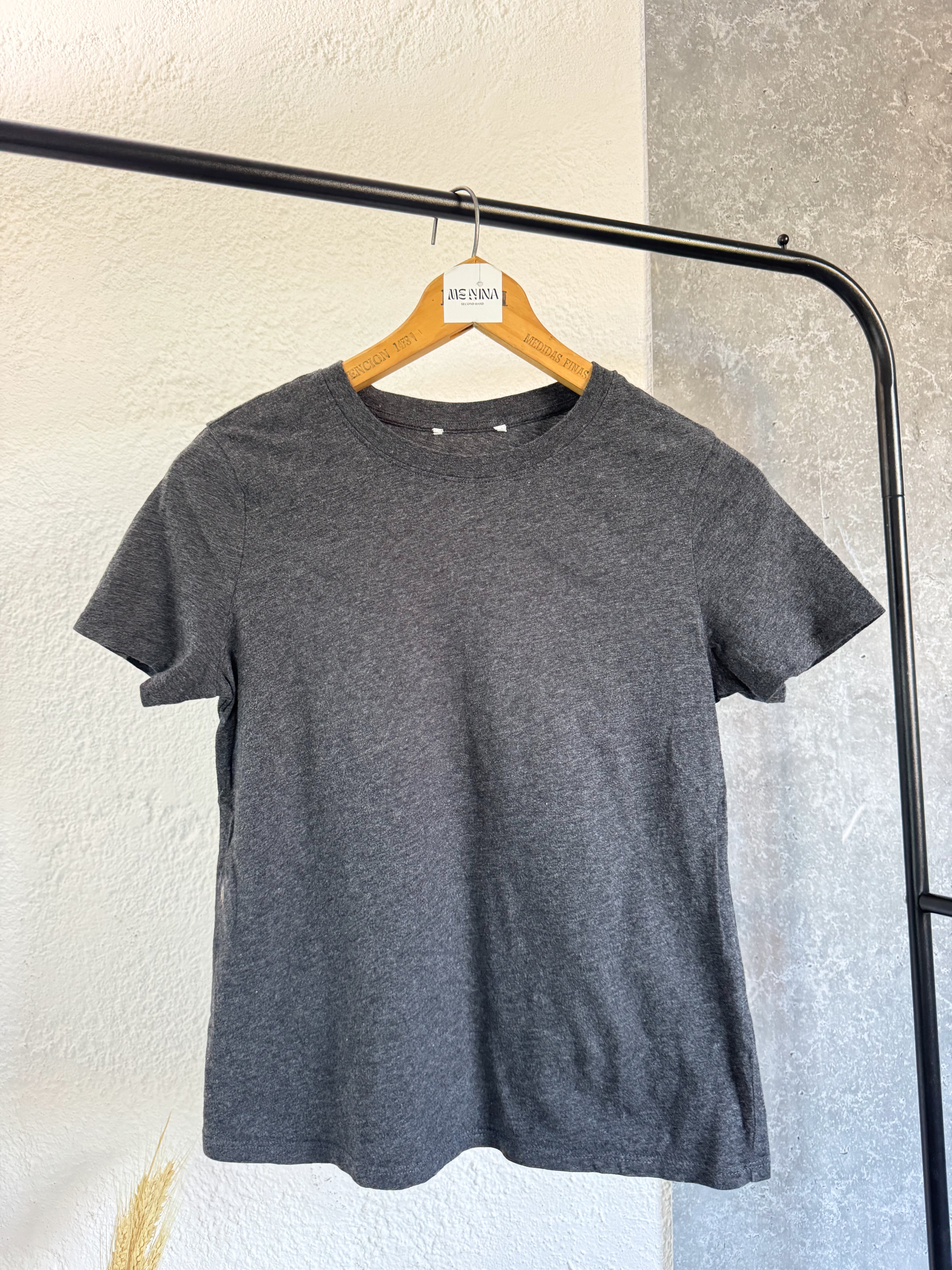 Remera gris oscuro manga corta