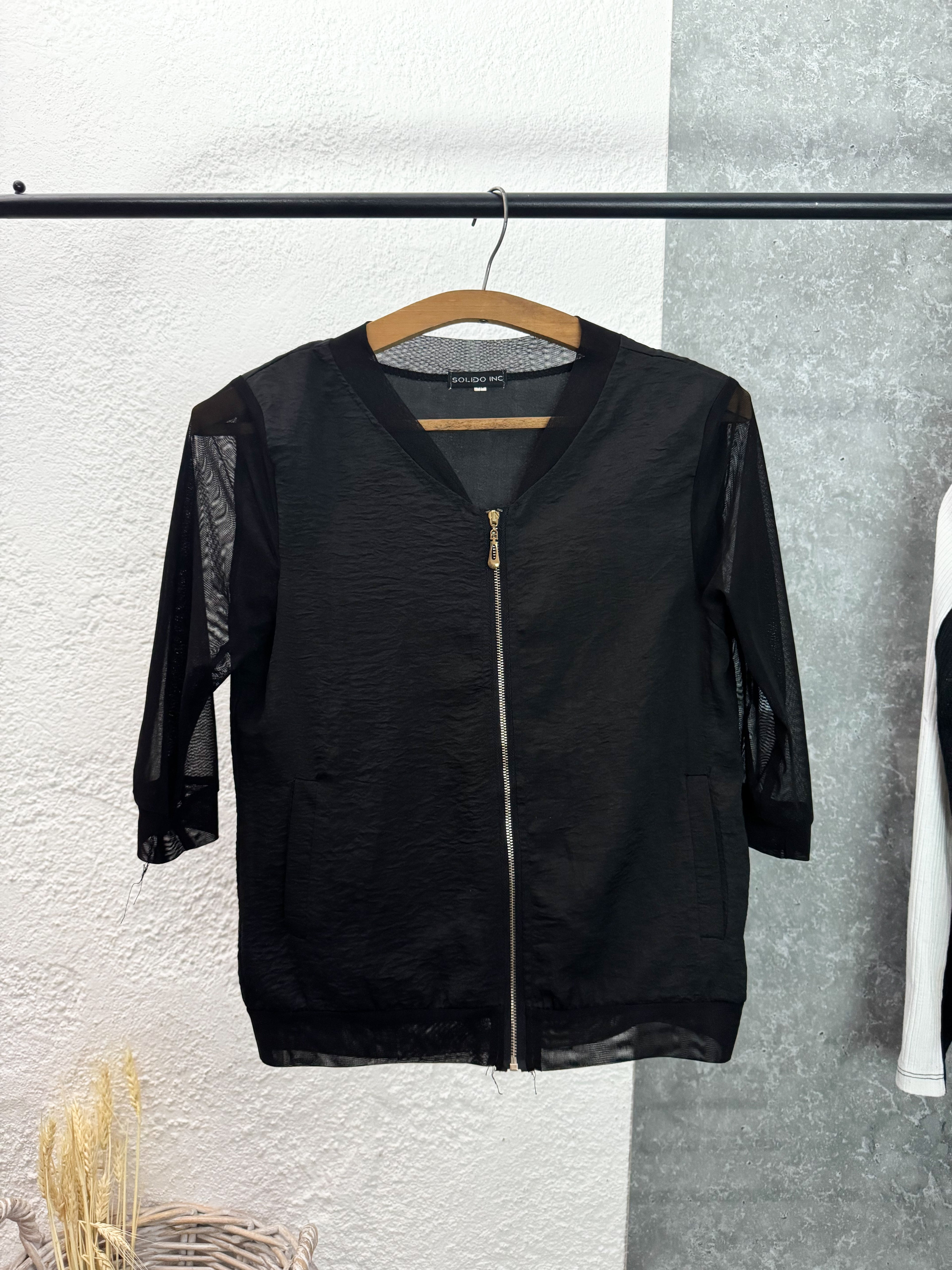 Campera de satén y mangas de tul