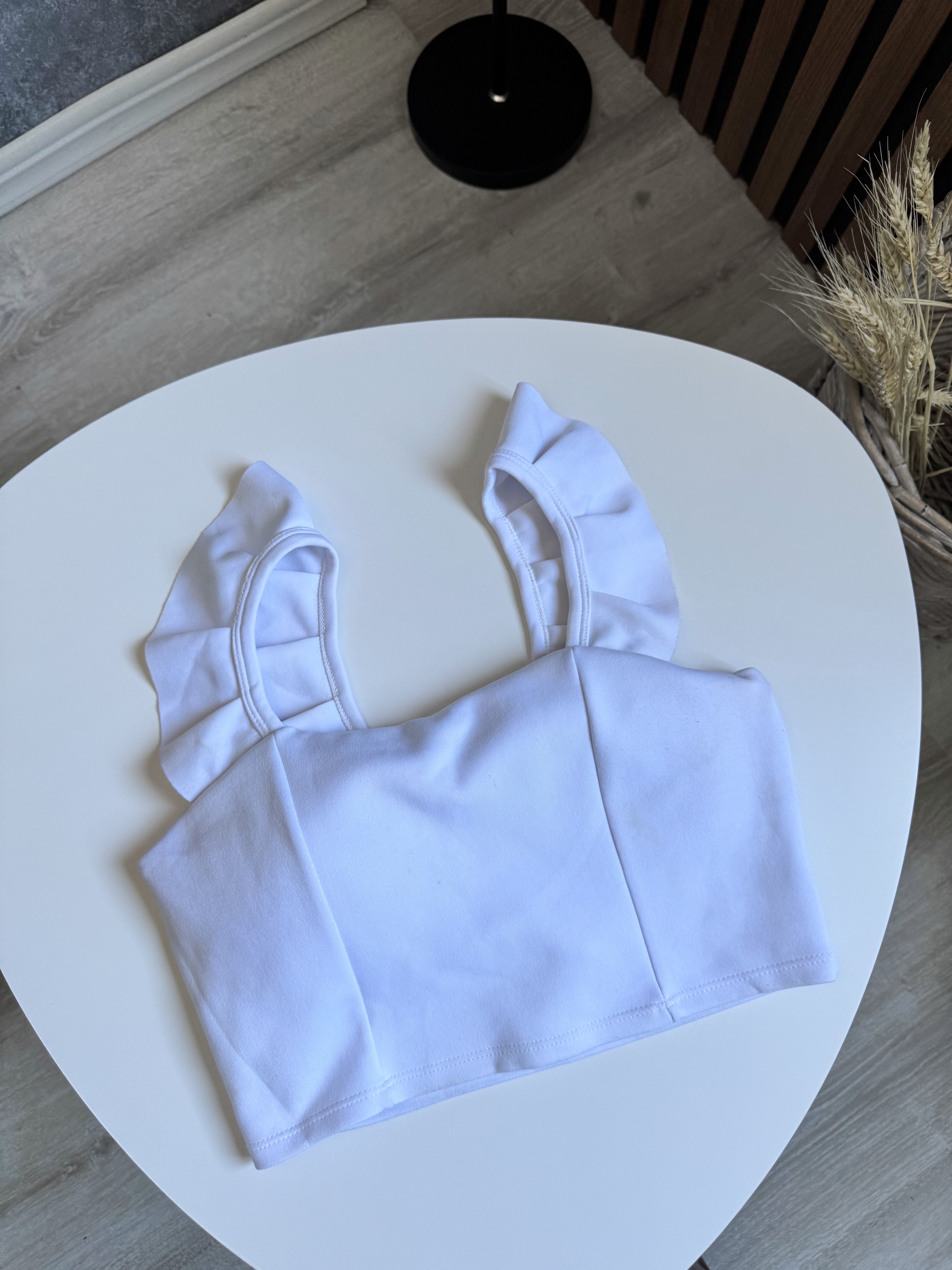 Top blanco de volados con push up