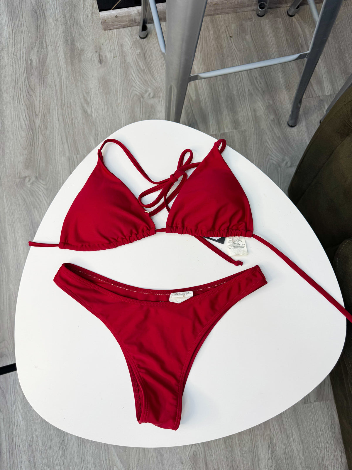 Bikini rojo oscuro