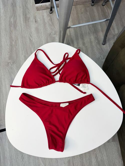 Bikini rojo oscuro