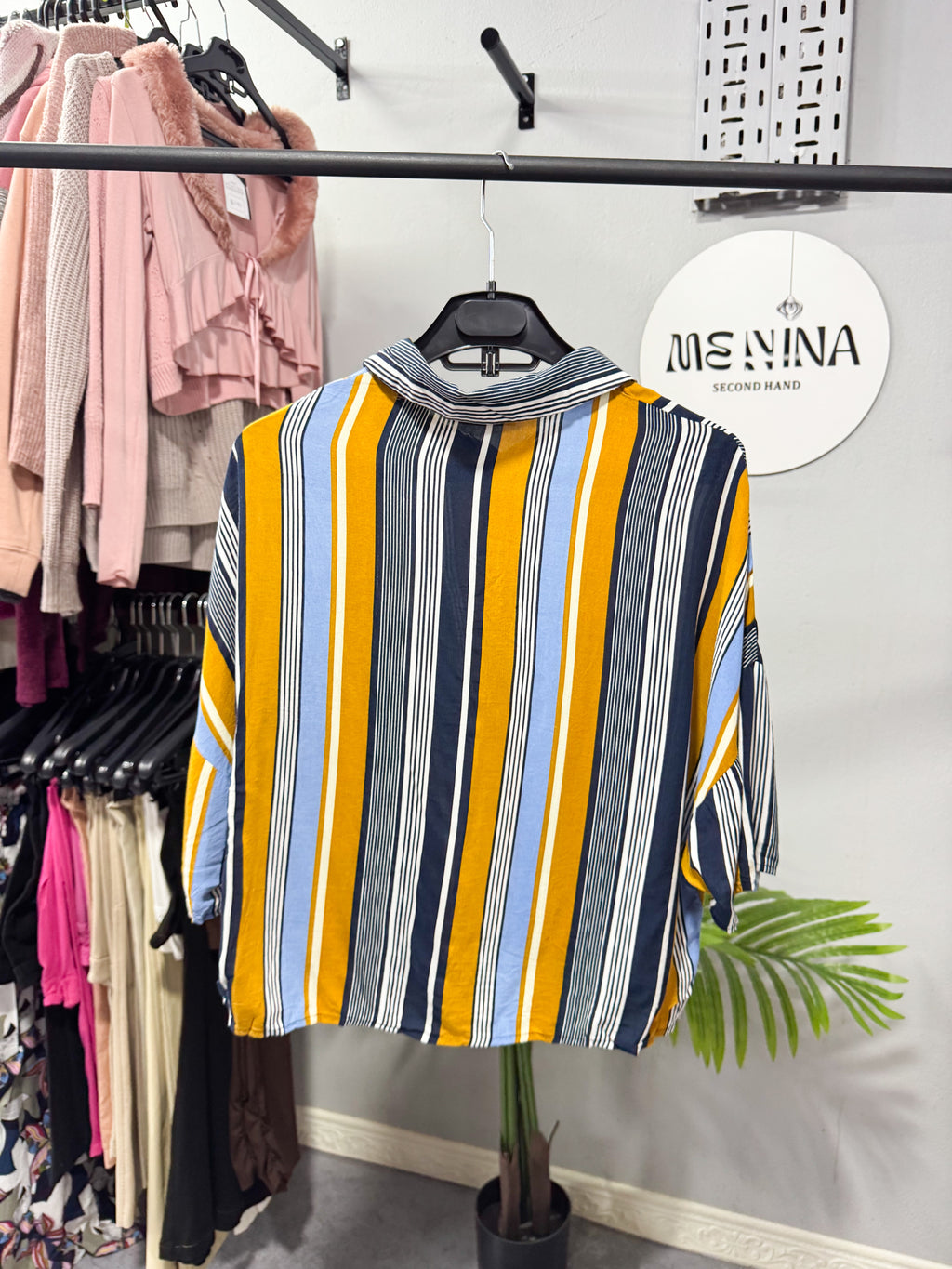 Camisa manga corta azul y amarilla a rayas