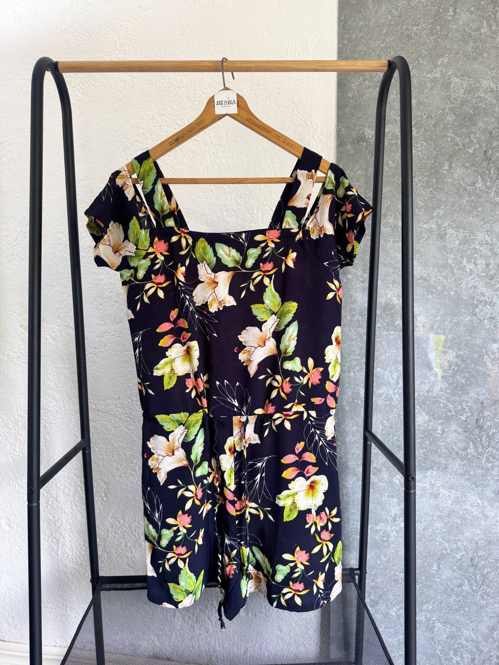 Monito negro floreado