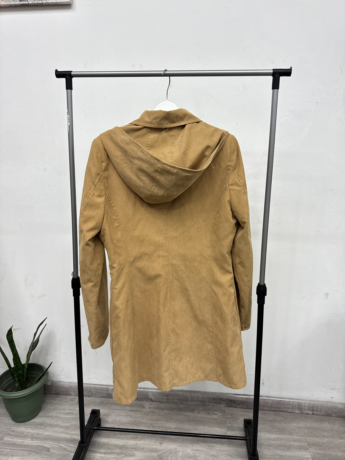 Chaqueta cazadora de gamuza marrón claro con capucha