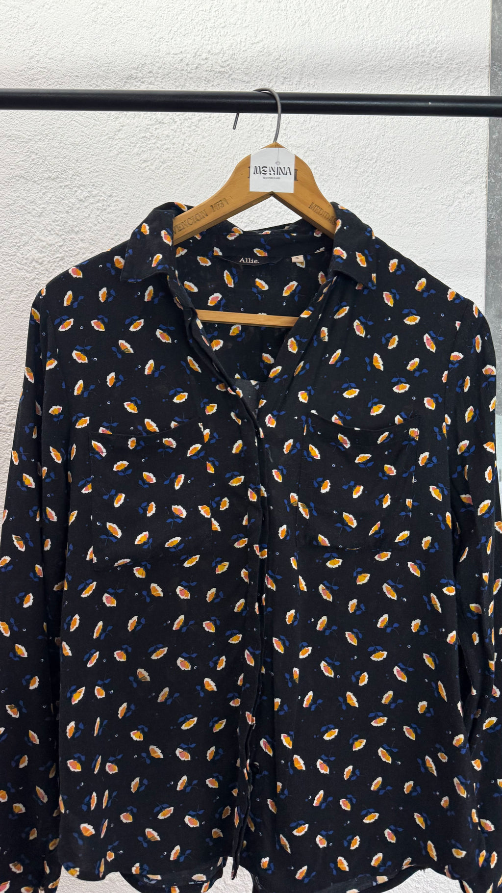 Camisa Allie negra con flores amarillas