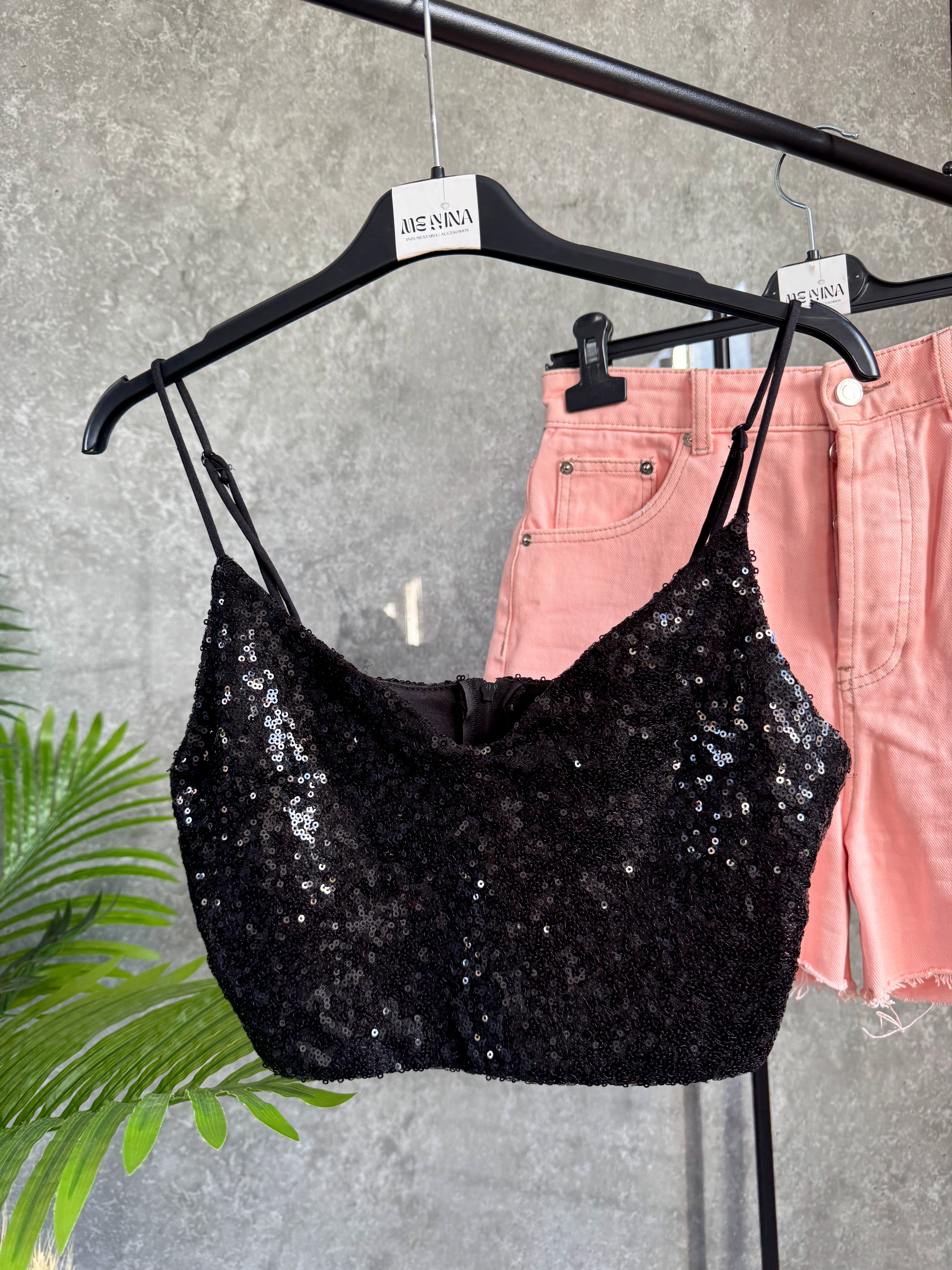 Top negro de lentejuelas