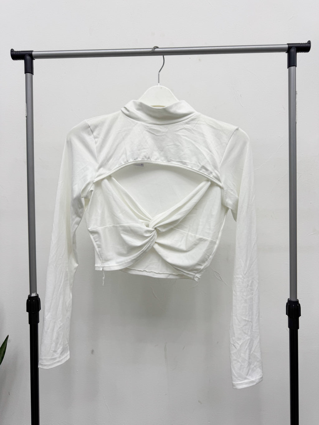 Top blanco con espalda abierta cruzada