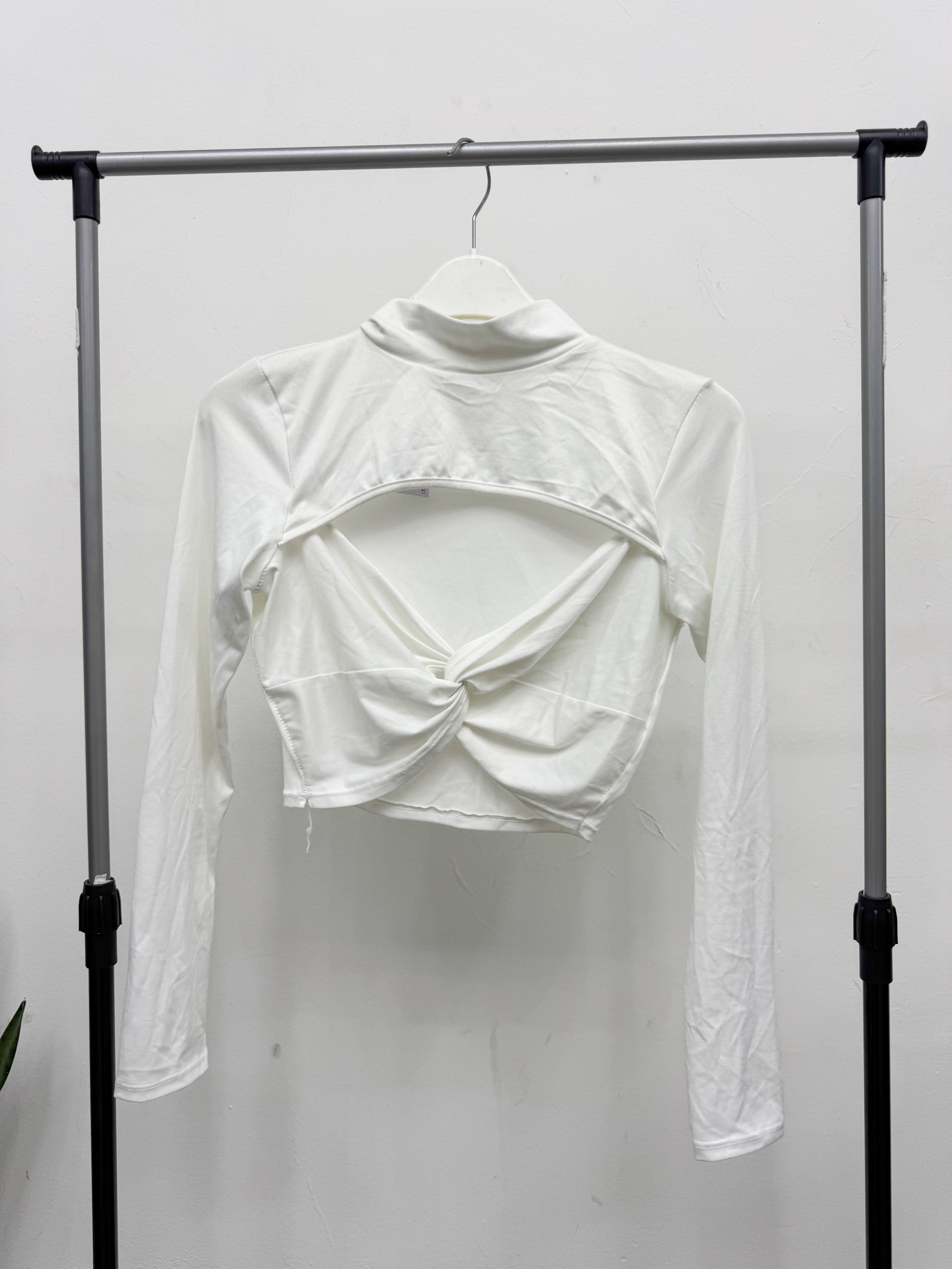 Top blanco con espalda abierta cruzada
