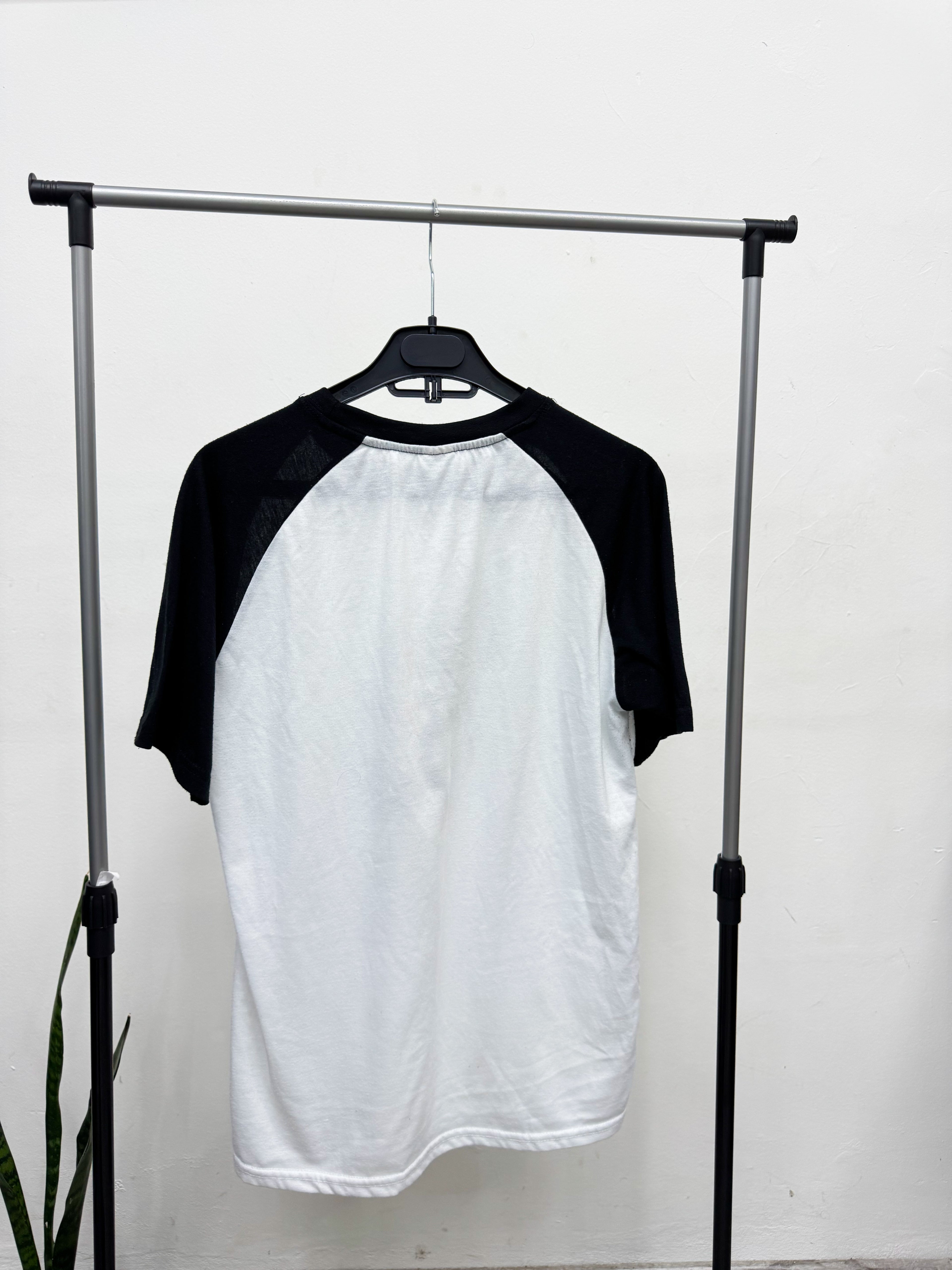 Remera blanca y negro manga corta