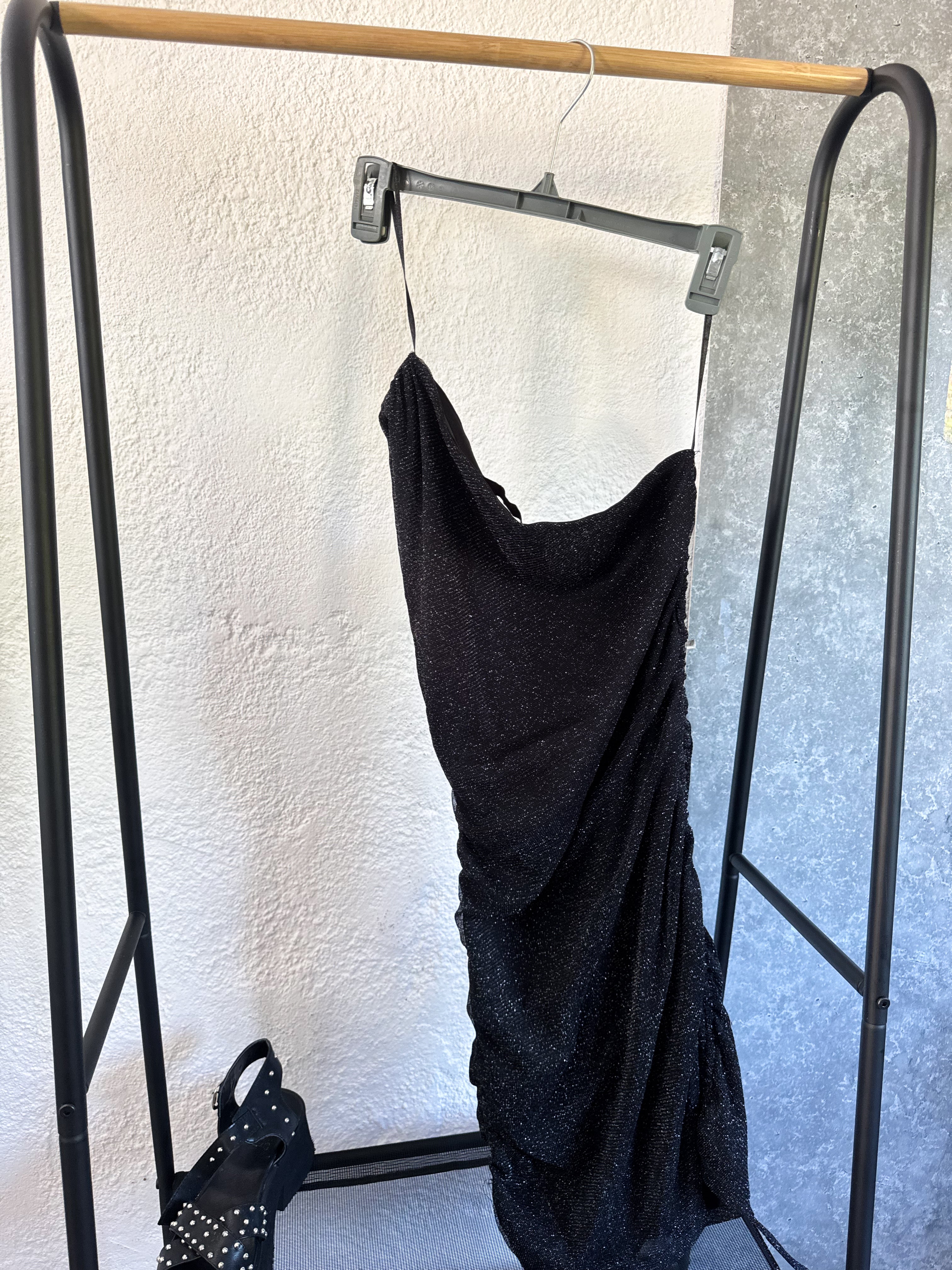 Vestido negro brilloso de fiesta