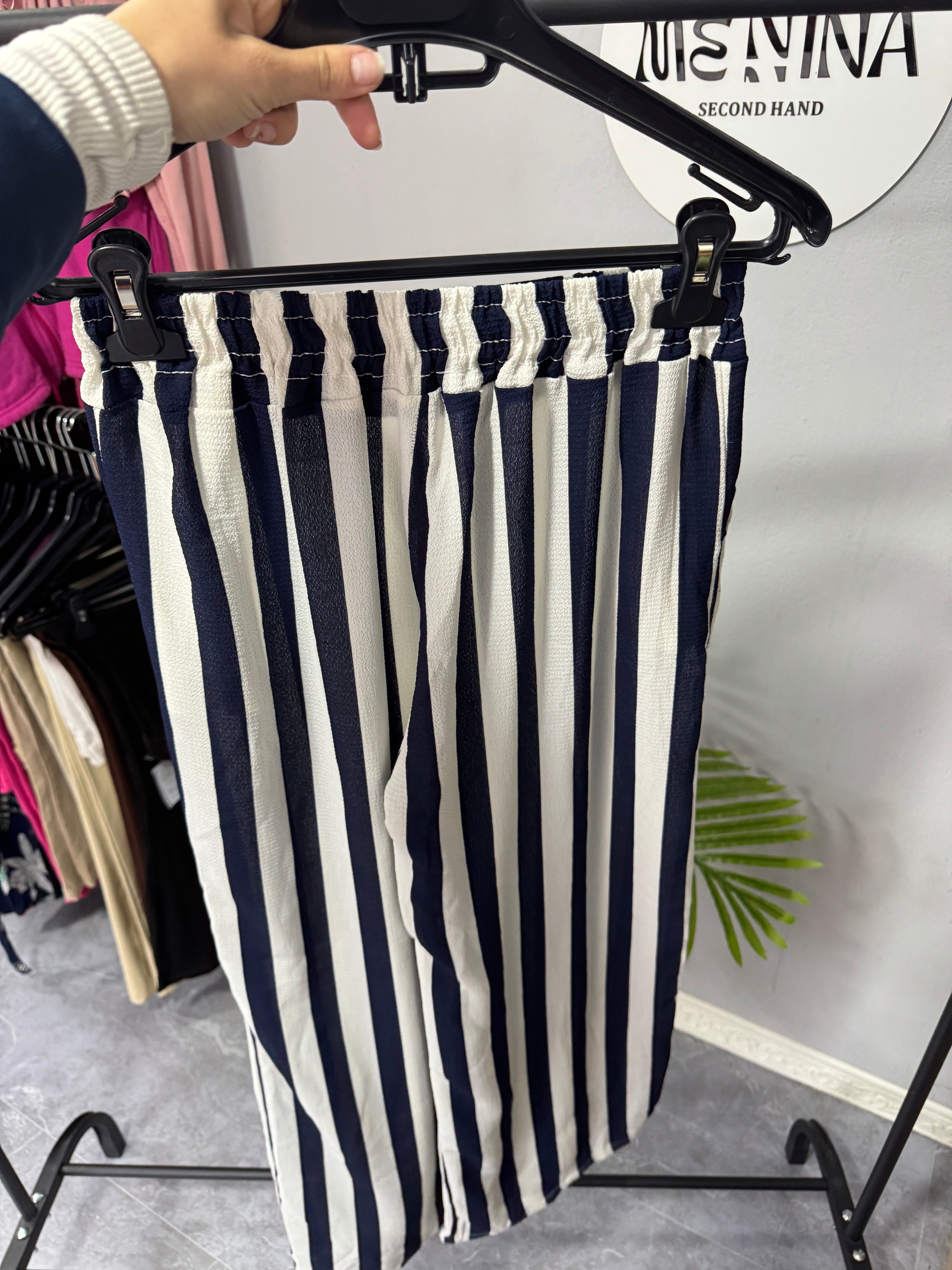 Pantalón a rayas azul y blanco