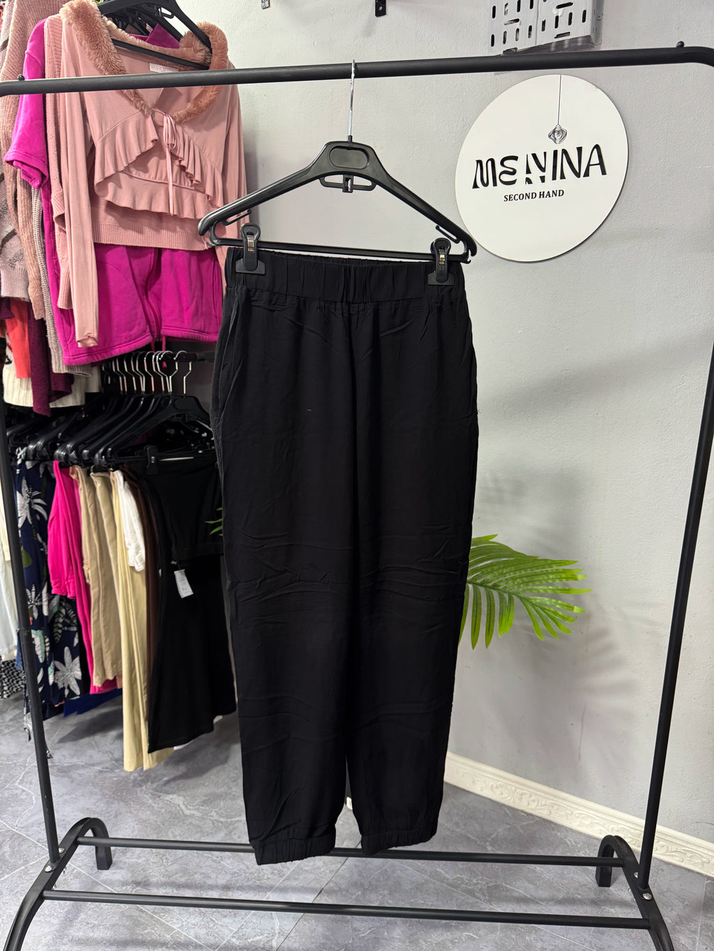 Pantalón negro con puños y bolsillos