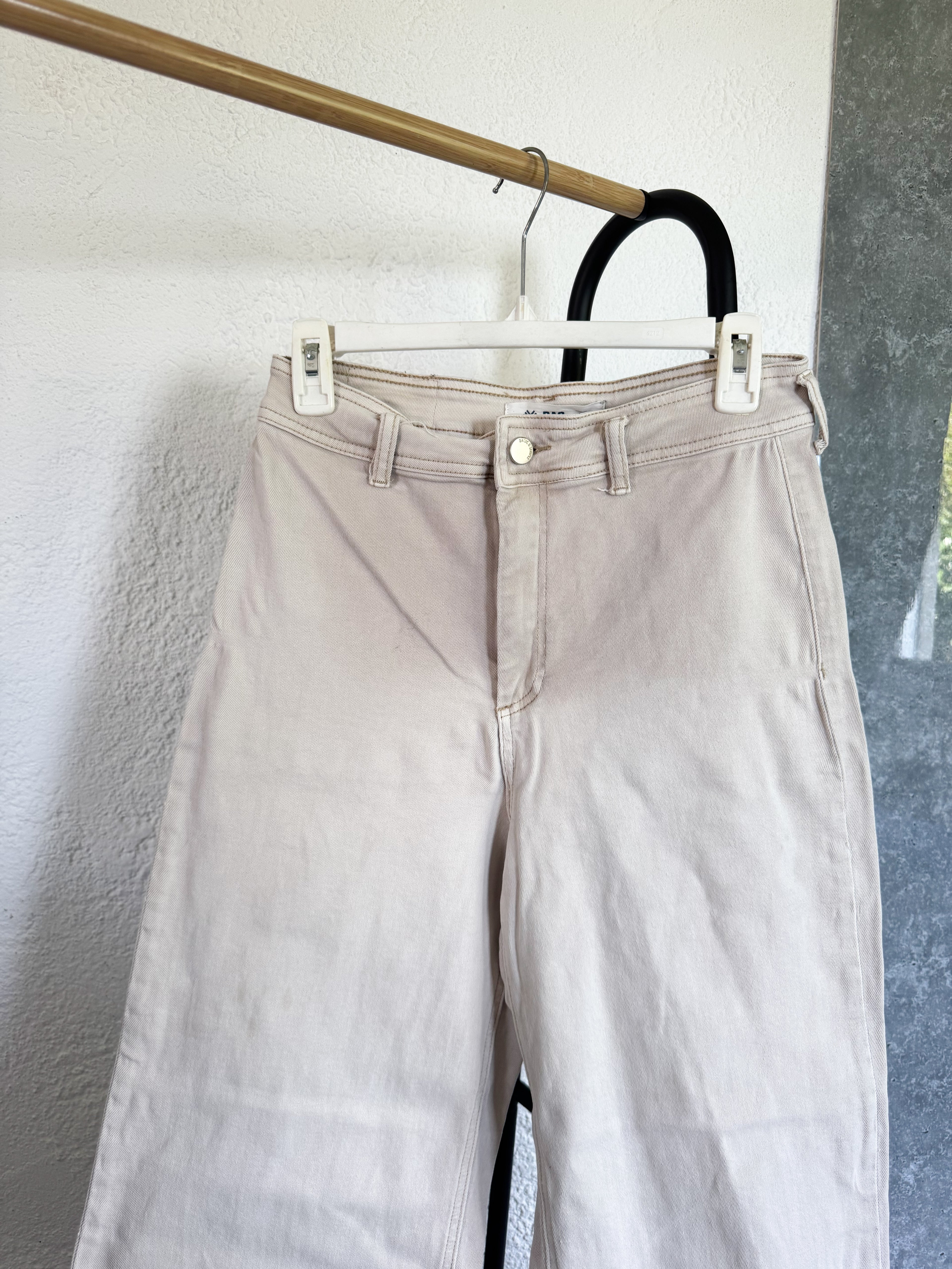 Pantalón beige BAS