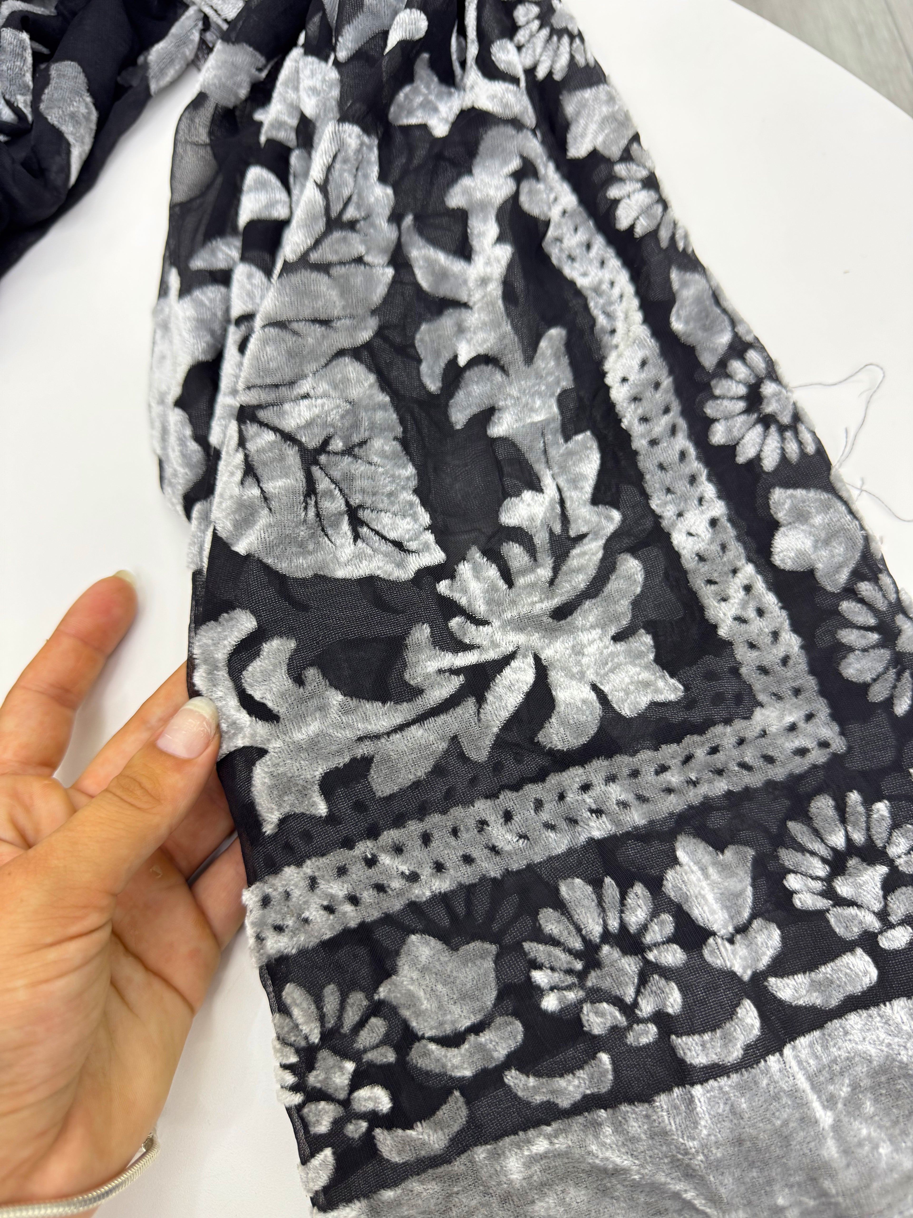 Chalina gris terciopelo y transparencias