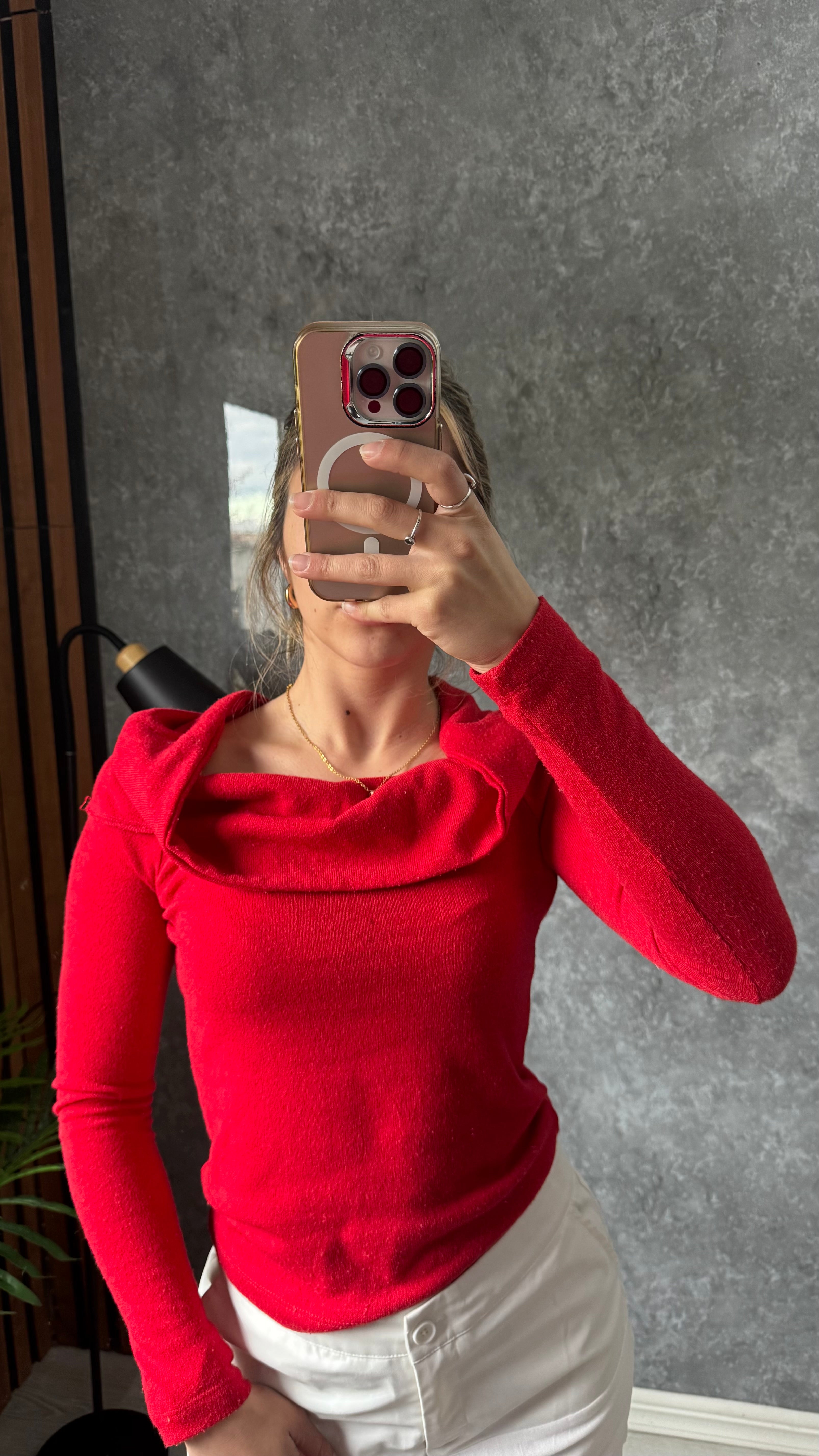 Remera Zara roja de cuello caído