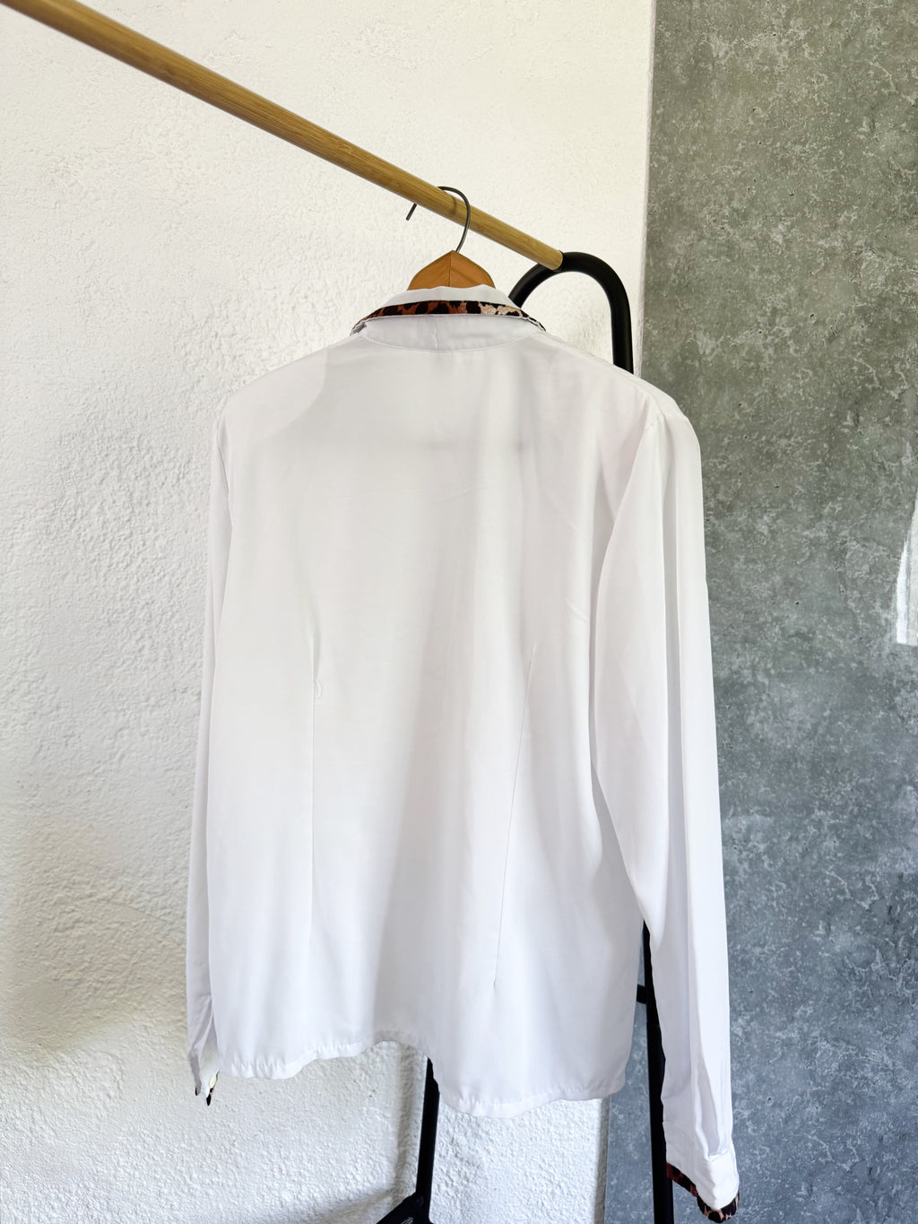 Camisa blanca con animal print