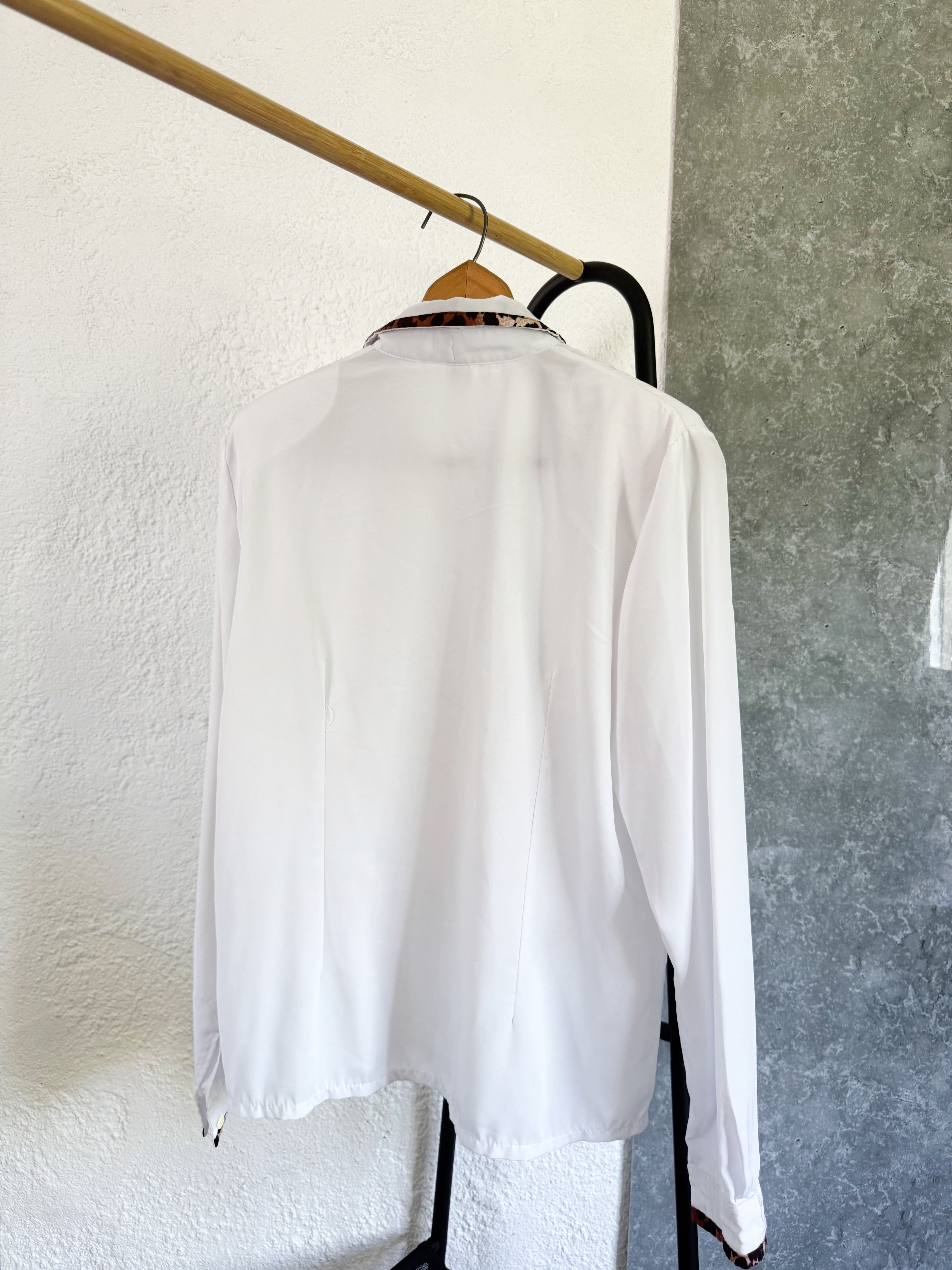 Camisa blanca con animal print