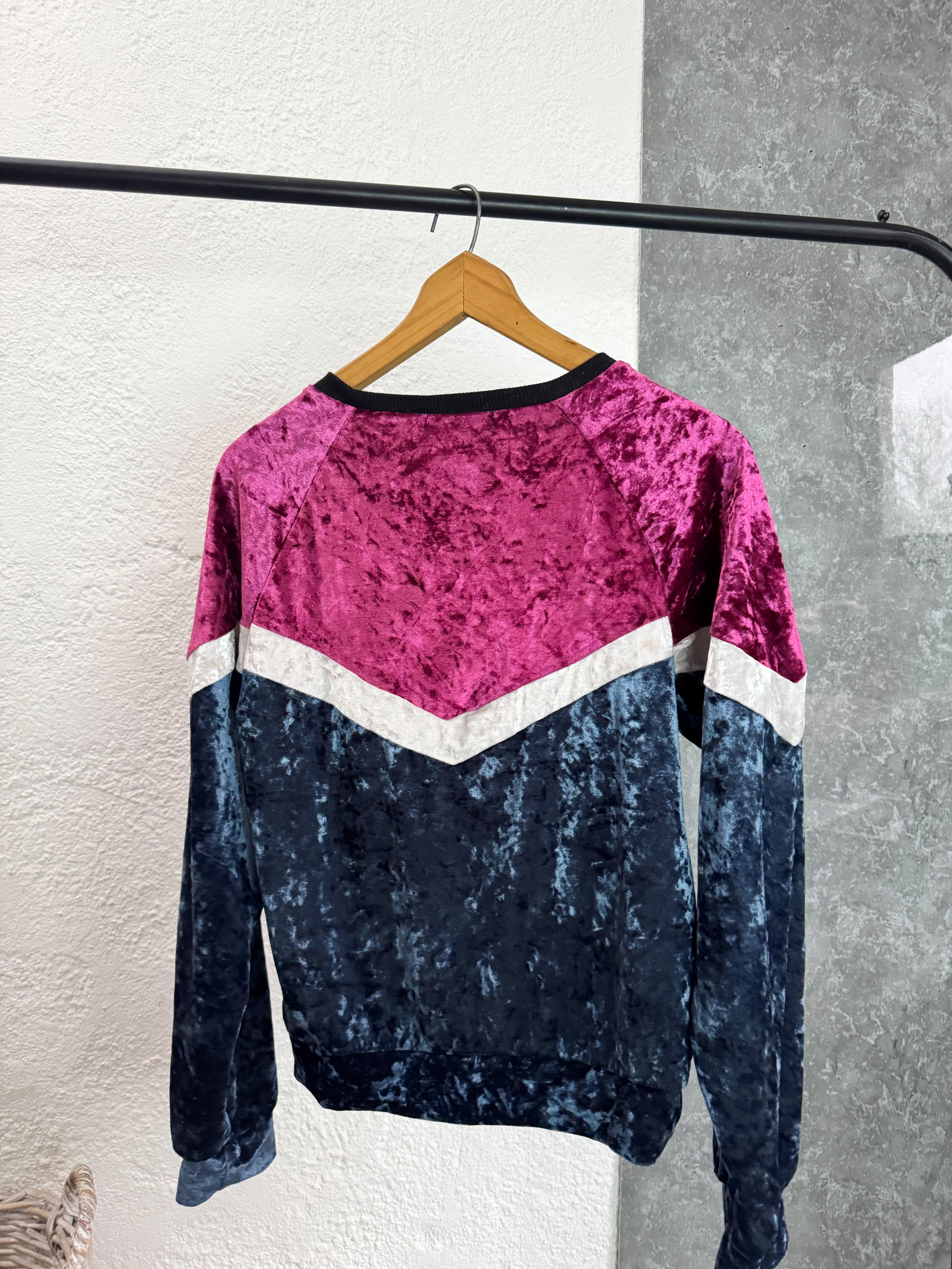 Buzo de terciopelo azul, rosa y blanco