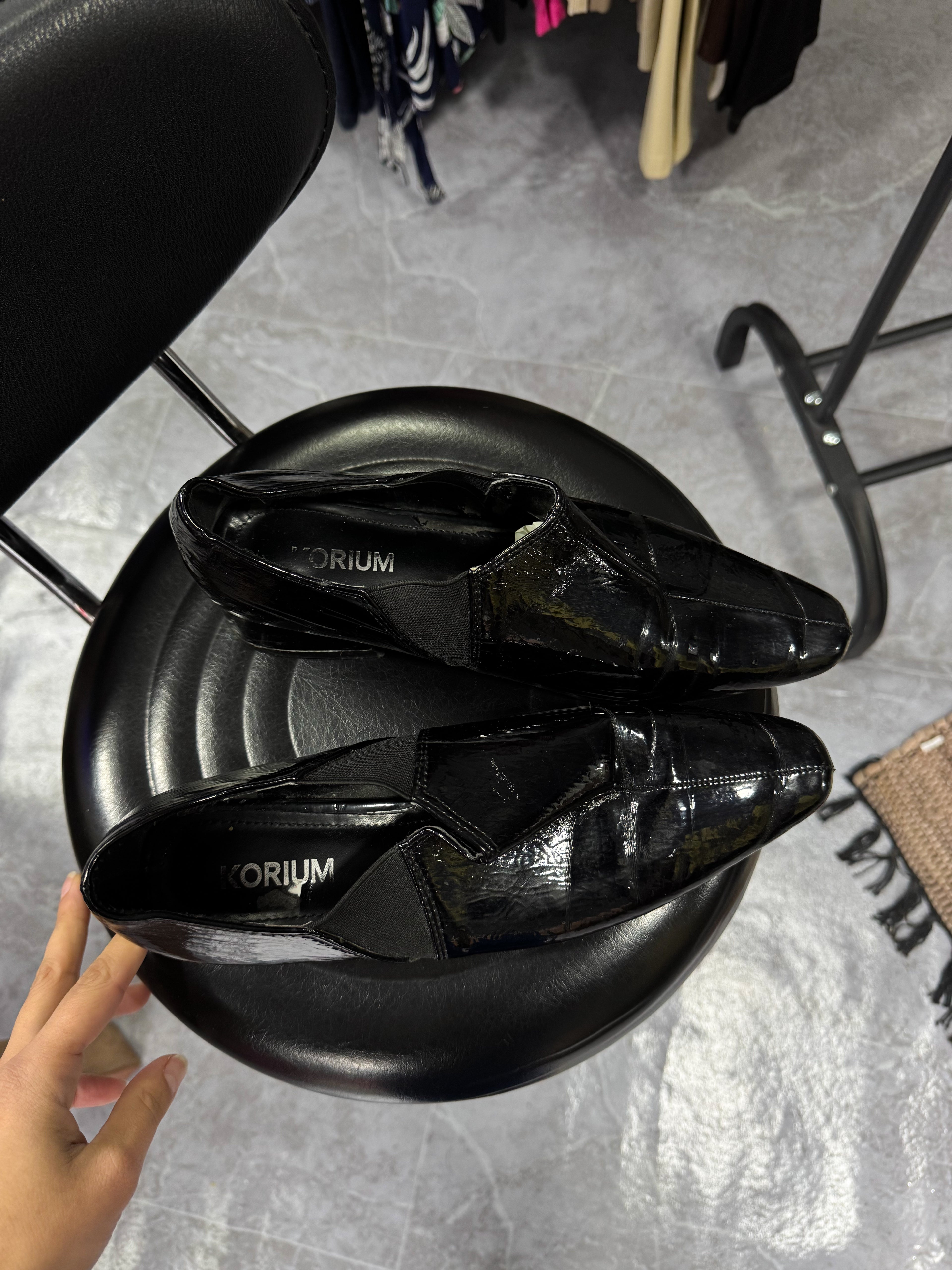 Zapatos de taco de charol Korium