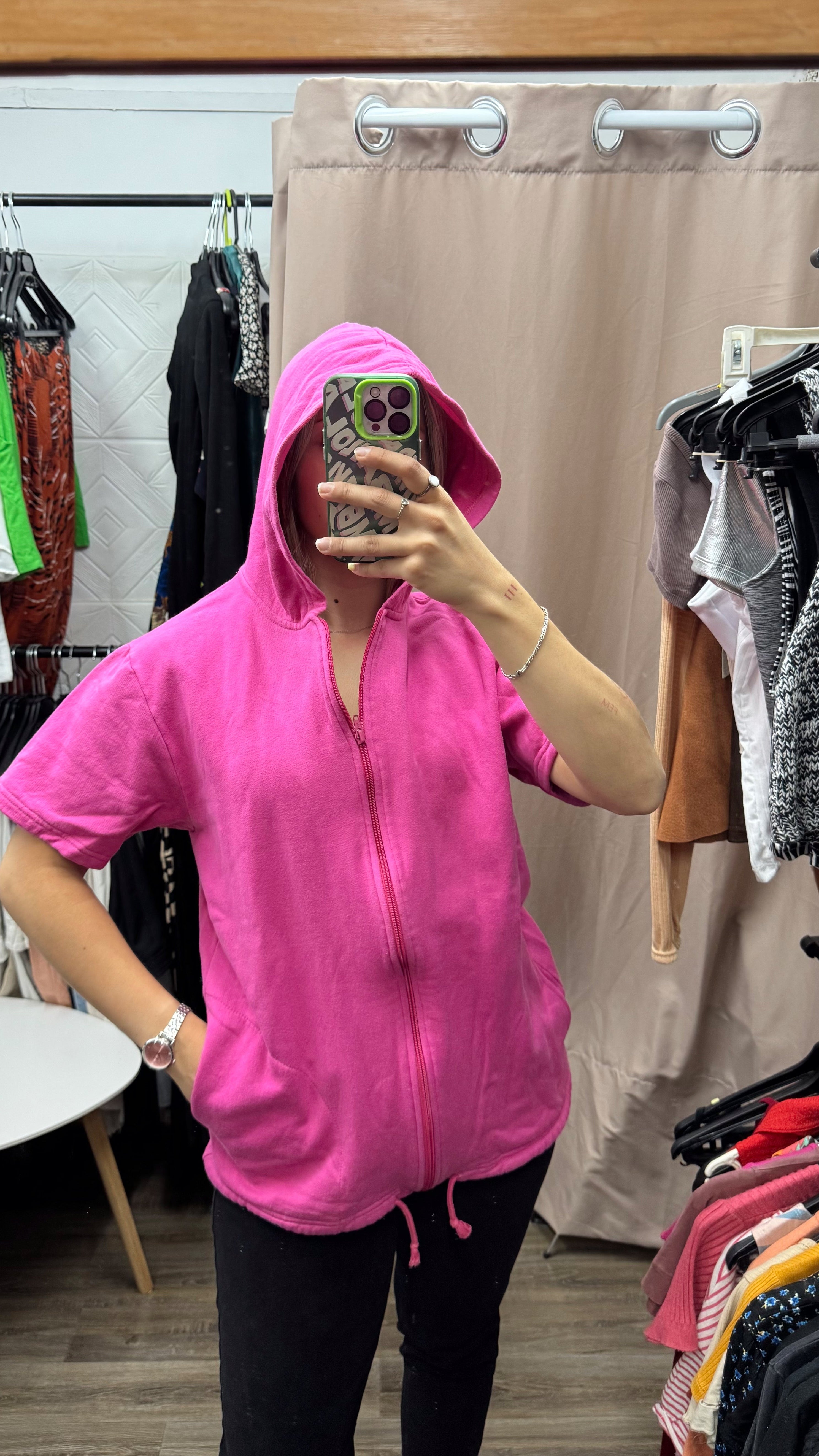 Campera de mangas cortas con capucha