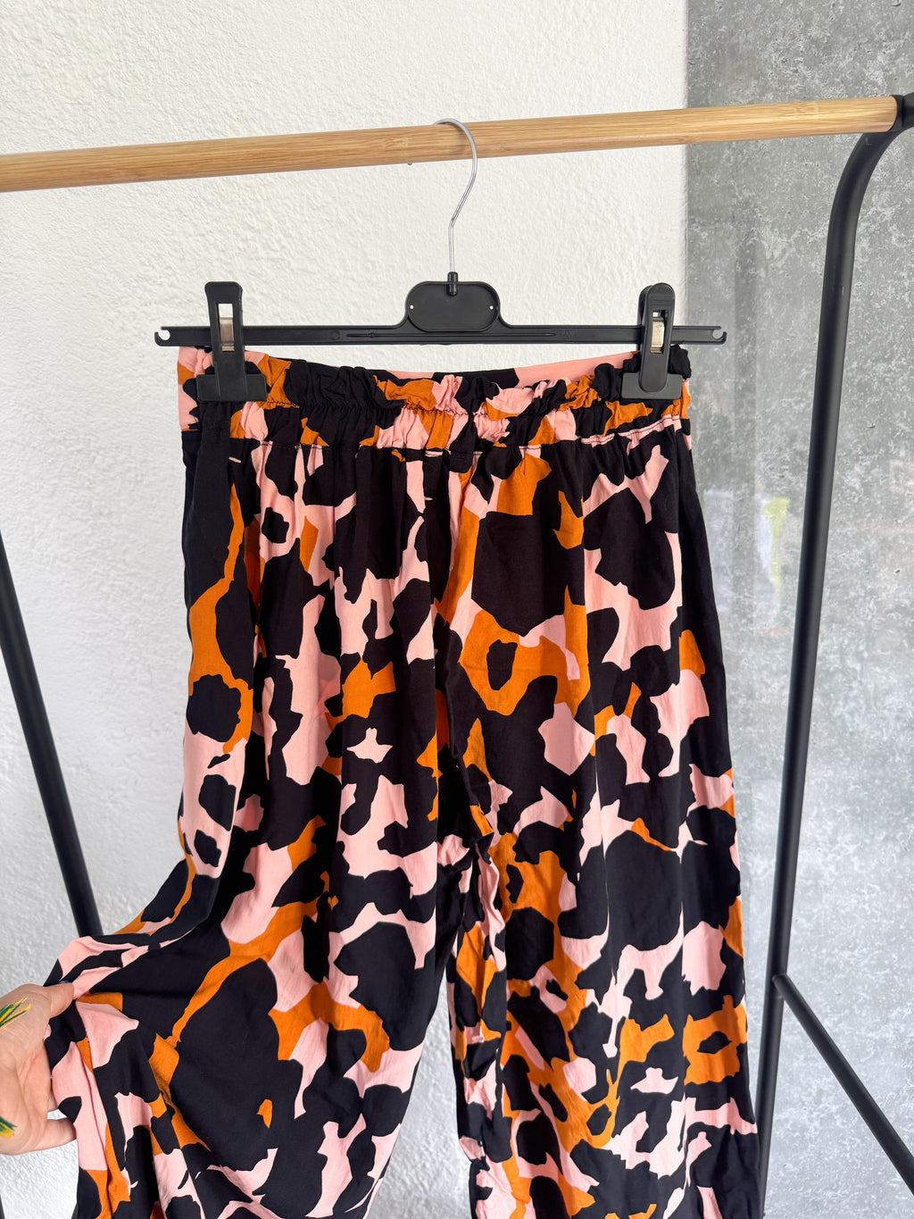 Pantalón estampado negro, rosa y naranja